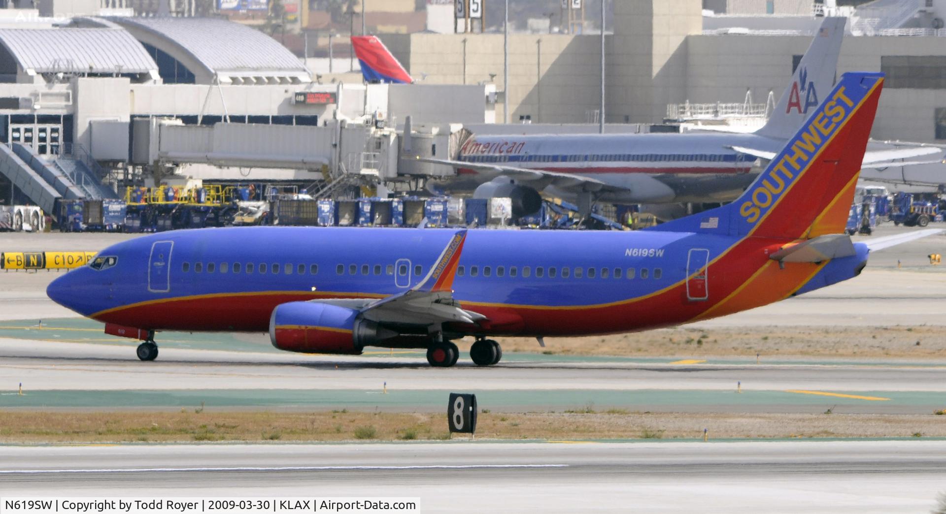 N619SW, 1995 Boeing 737-3H4 C/N 28035, Taxi to gate