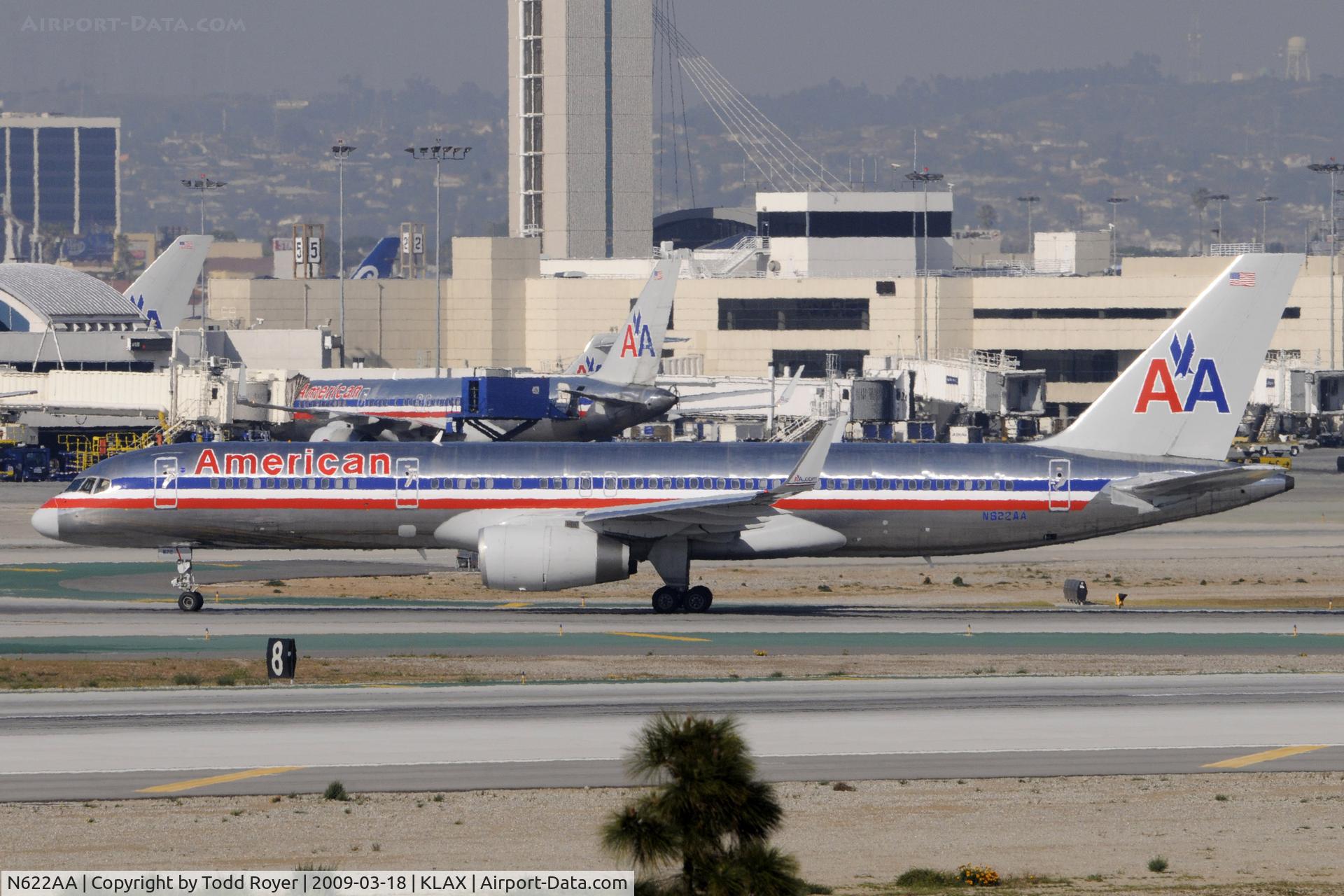 N622AA, 1990 Boeing 757-223 C/N 24580, Taxi to gate
