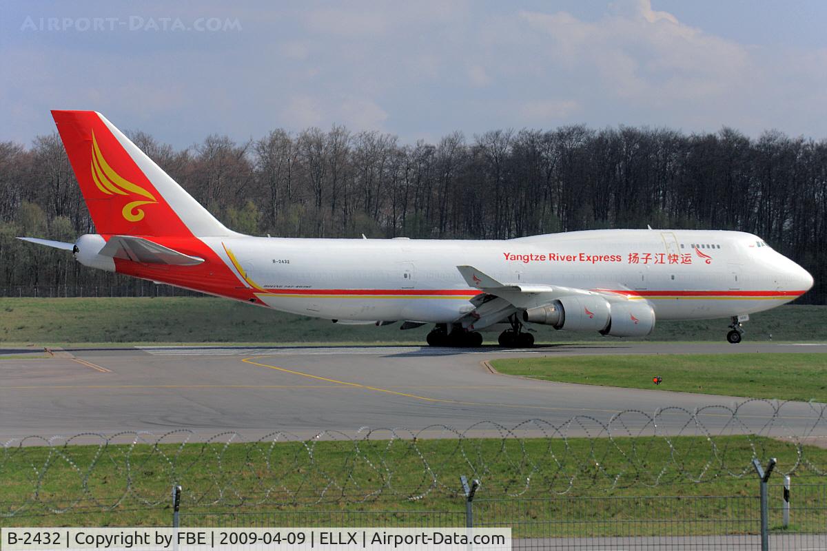 B-2432, 1998 Boeing 747-481/BCF C/N 28283, Yangtse River Express lining up RW24