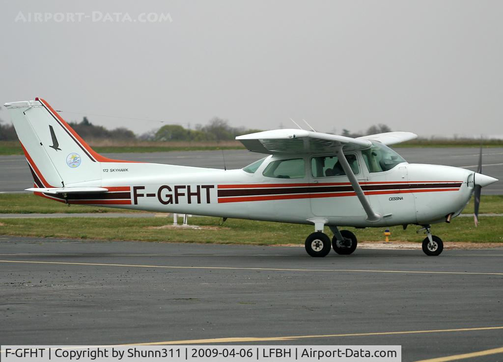 F-GFHT, Reims F172N Skyhawk C/N 172-71679, Taxiing for refuelling