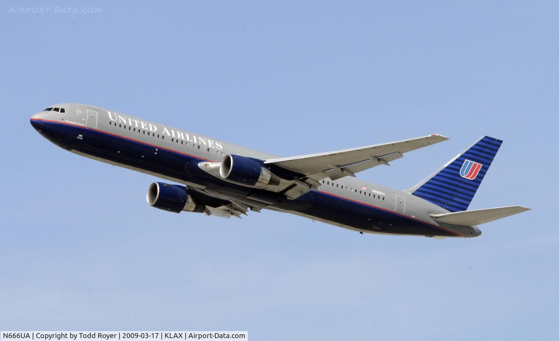N666UA, 1998 Boeing 767-322 C/N 29238, Departing LAX on 25R