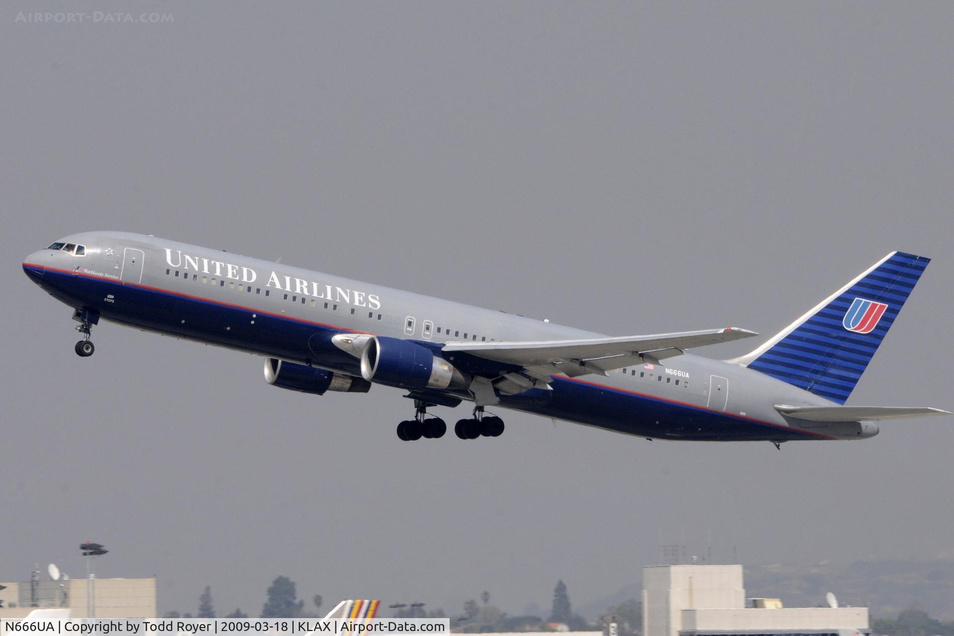 N666UA, 1998 Boeing 767-322 C/N 29238, Departing LAX on 25R