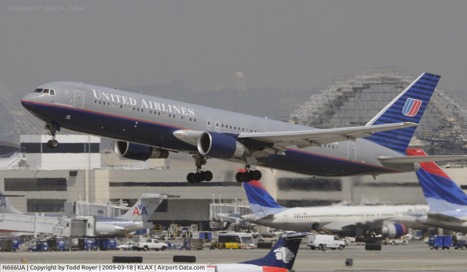 N666UA, 1998 Boeing 767-322 C/N 29238, Departing LAX on 25R