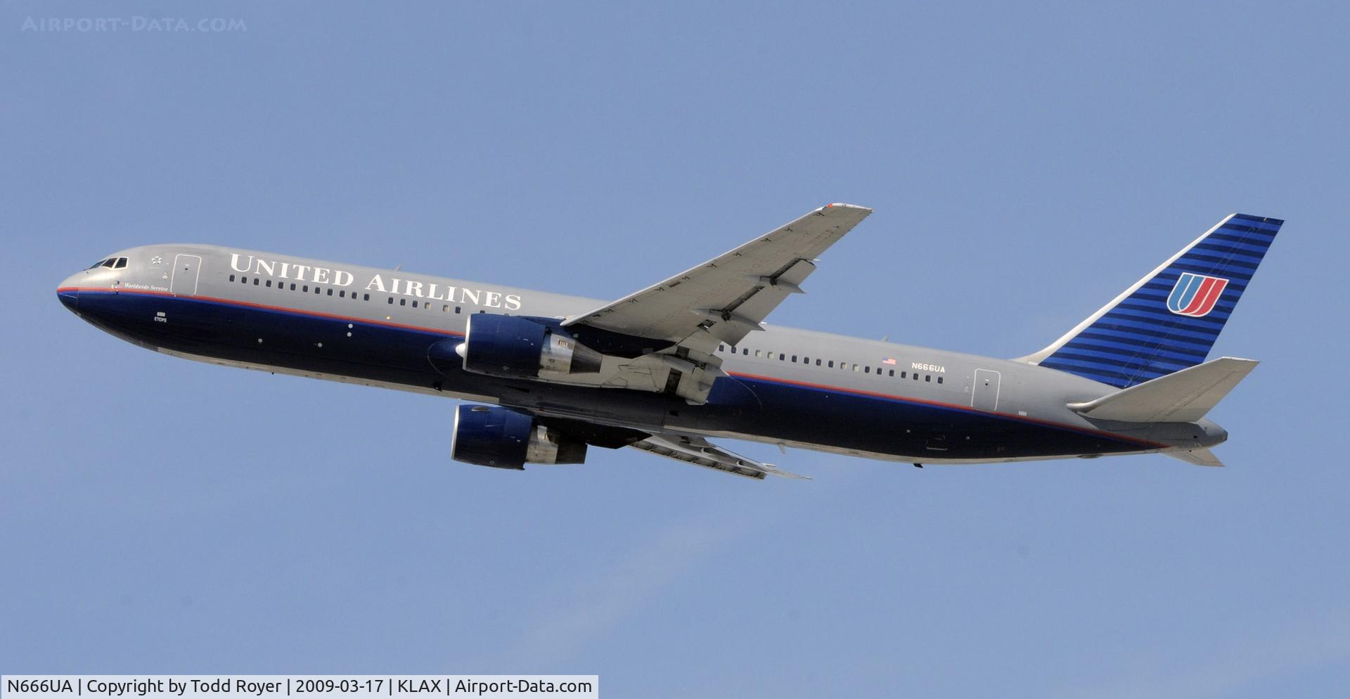N666UA, 1998 Boeing 767-322 C/N 29238, Departing LAX on 25R
