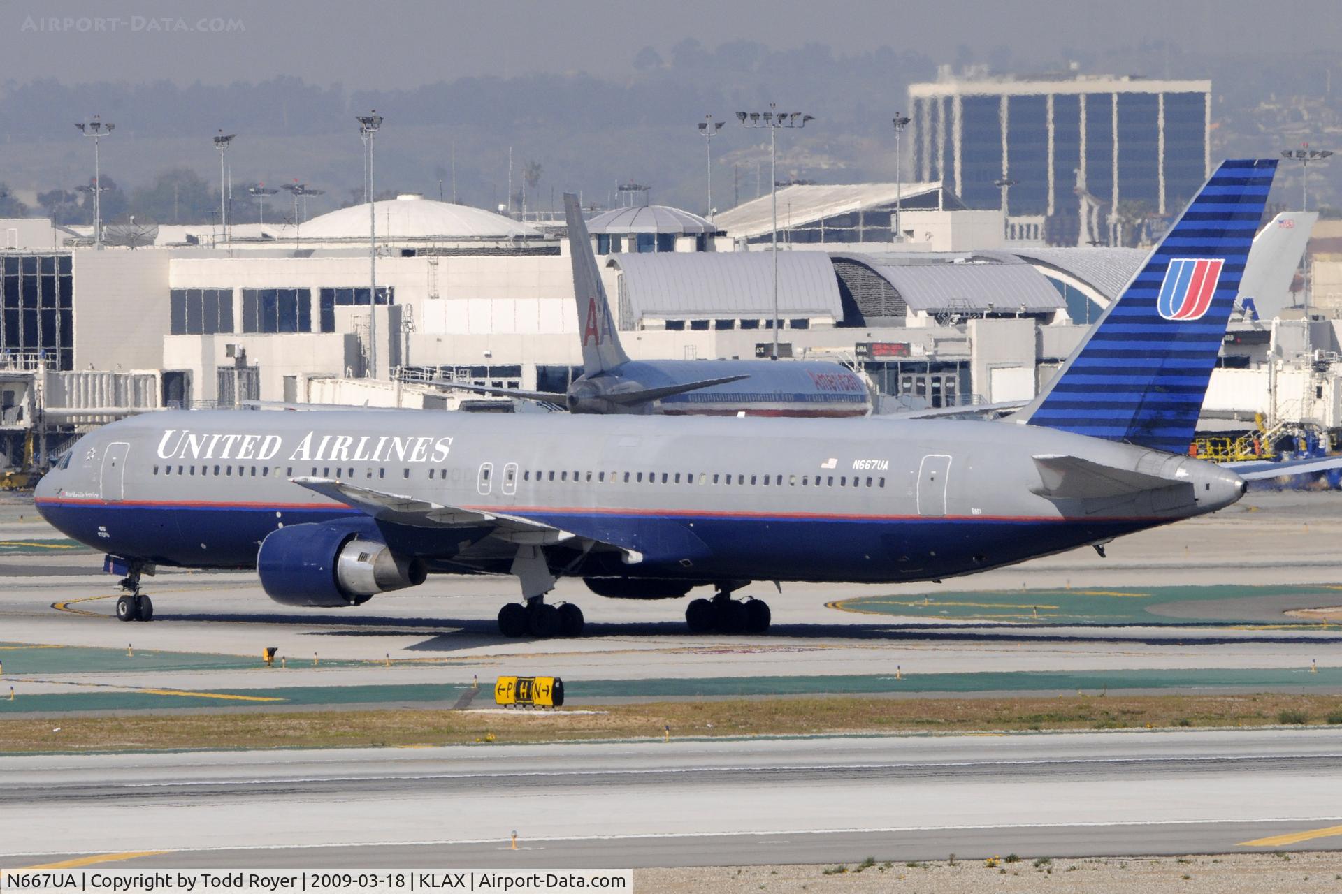 N667UA, 1998 Boeing 767-322 C/N 29239, Taxi to gate