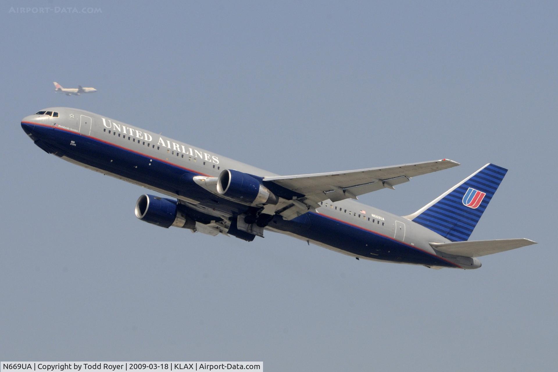 N669UA, 1999 Boeing 767-322 C/N 30025, Departing LAX on 25R