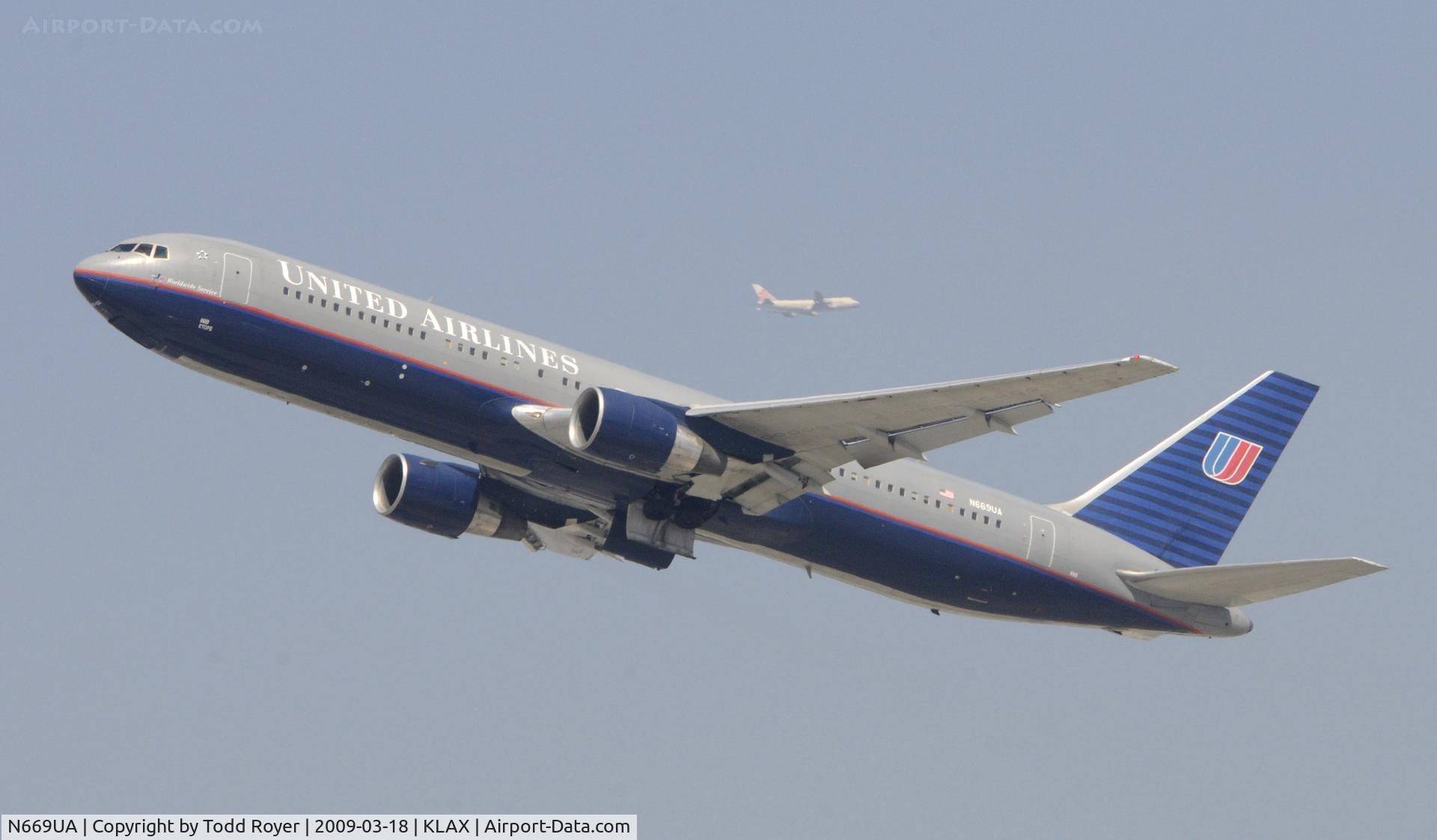 N669UA, 1999 Boeing 767-322 C/N 30025, Departing LAX on 25R