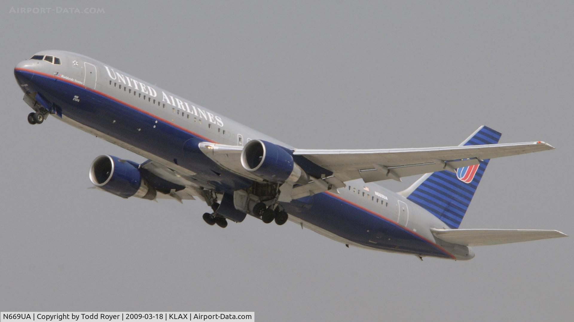 N669UA, 1999 Boeing 767-322 C/N 30025, Departing LAX on 25R