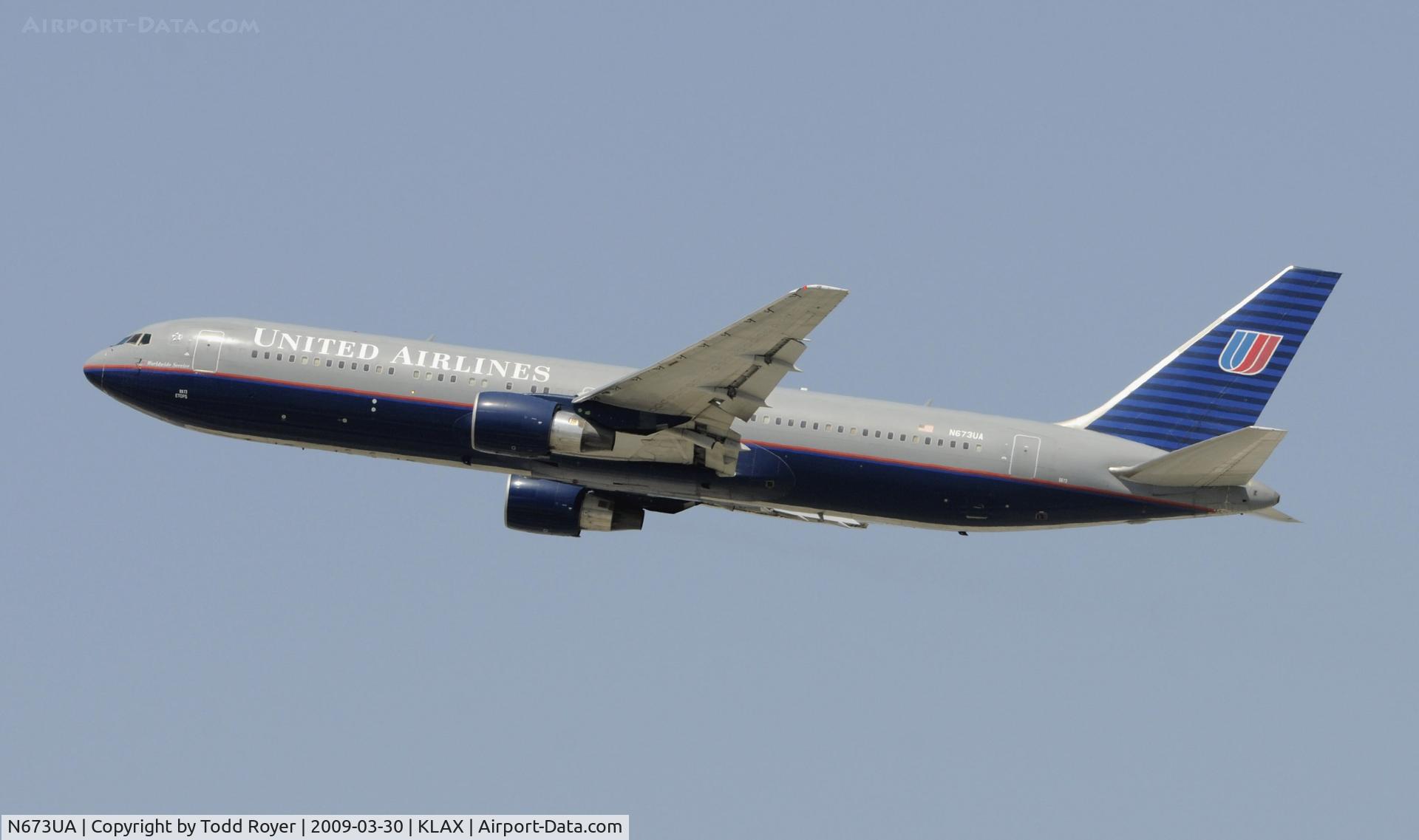 N673UA, 2000 Boeing 767-322 C/N 29241, Departing LAX on 25R