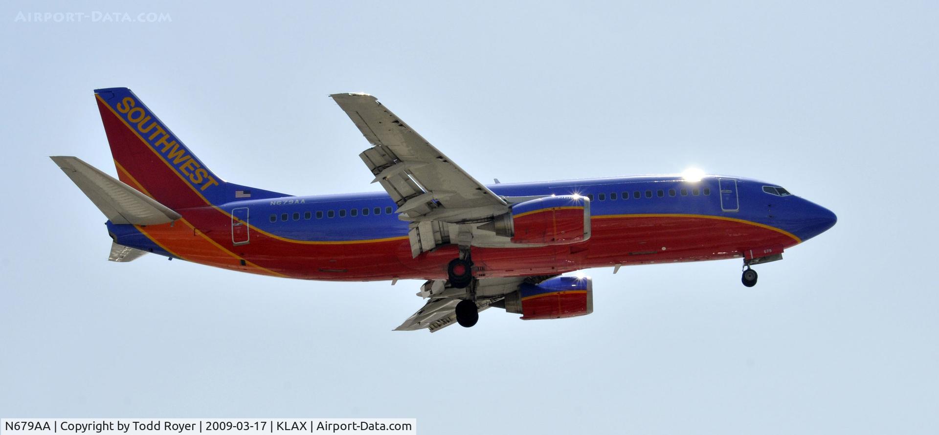 N679AA, 1986 Boeing 737-3A4 C/N 23291, Landing 24R at LAX
