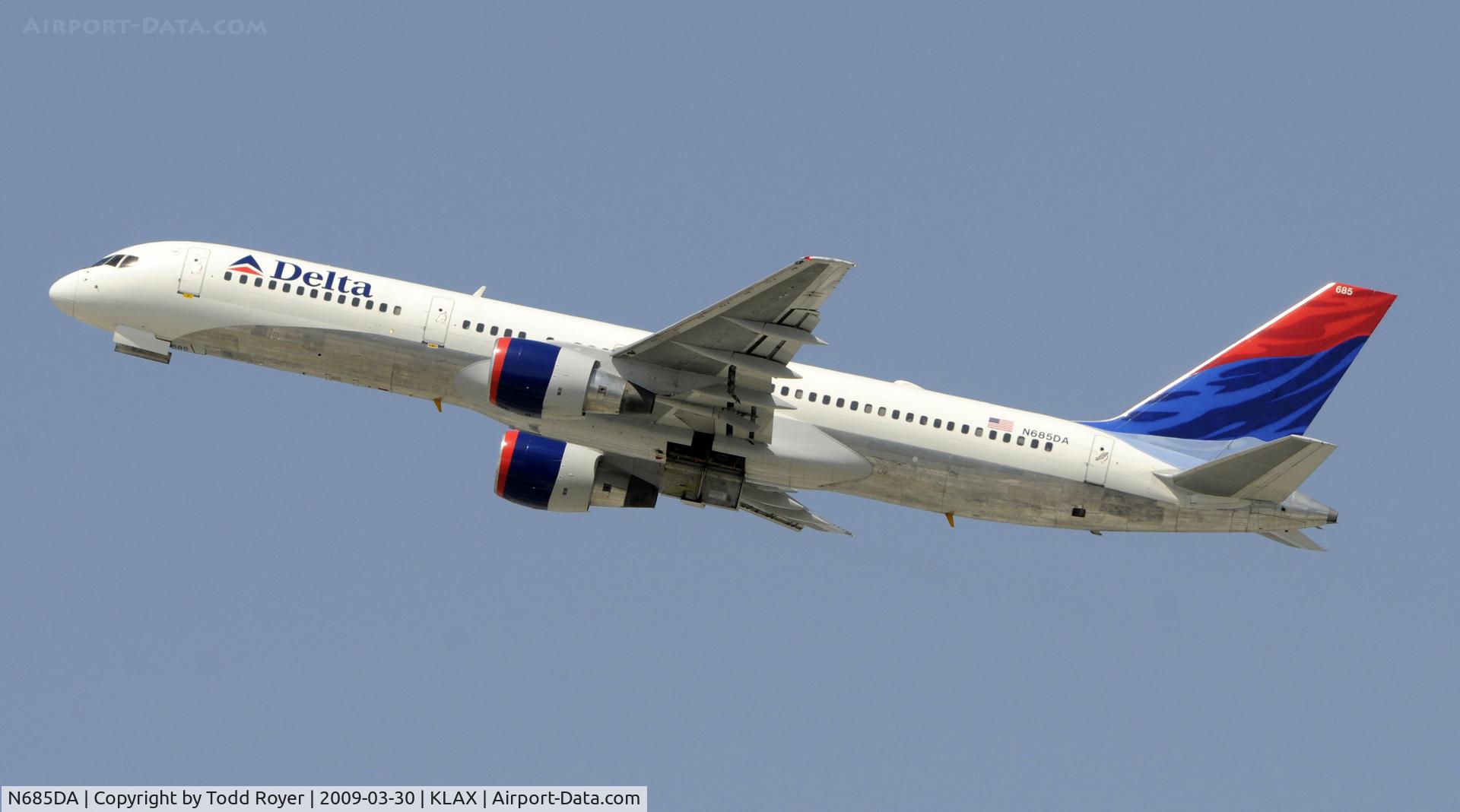 N685DA, 1995 Boeing 757-232 C/N 27588, Departing LAX on 25R