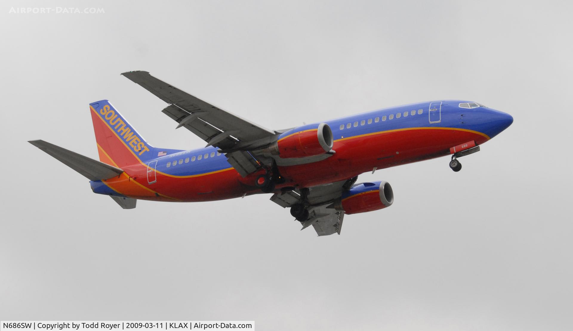 N686SW, 1985 Boeing 737-317 C/N 23175, Landing 24R at LAX