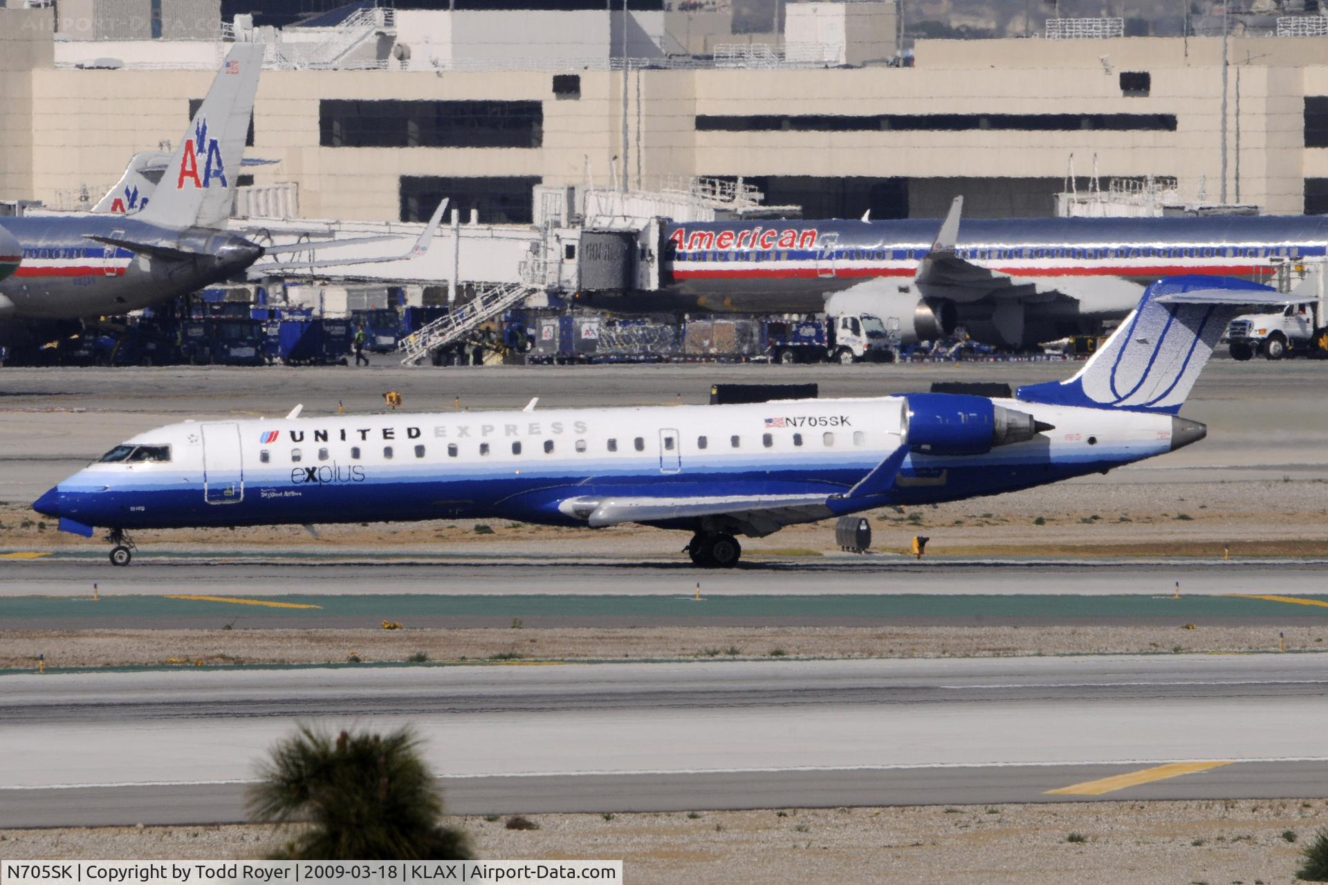 N705SK, 2004 Bombardier CRJ-701 (CL-600-2C10) Regional Jet C/N 10145, Taxi to gate