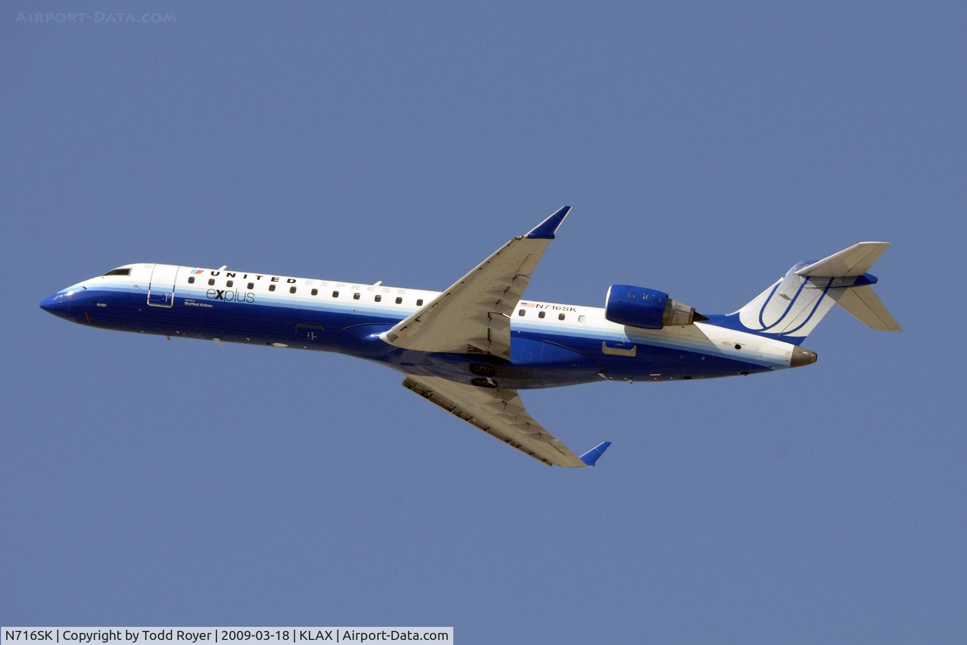 N716SK, 2004 Bombardier CRJ-701ER (CL-600-2C10) Regional Jet C/N 10180, Departing LAX on 25R