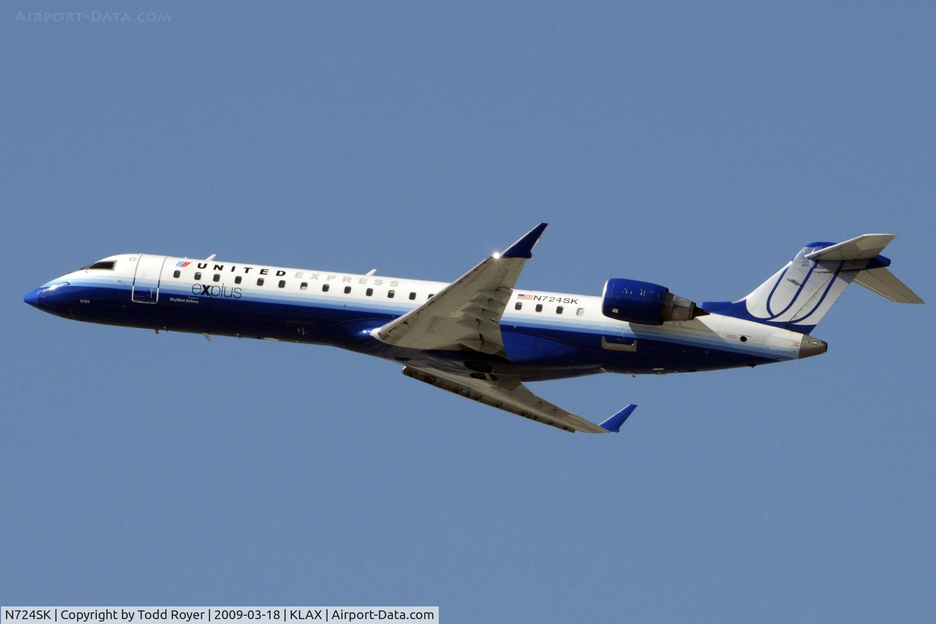 N724SK, 2004 Bombardier CRJ-700 (CL-600-2C10) Regional Jet C/N 10189, Departing LAX on 25R