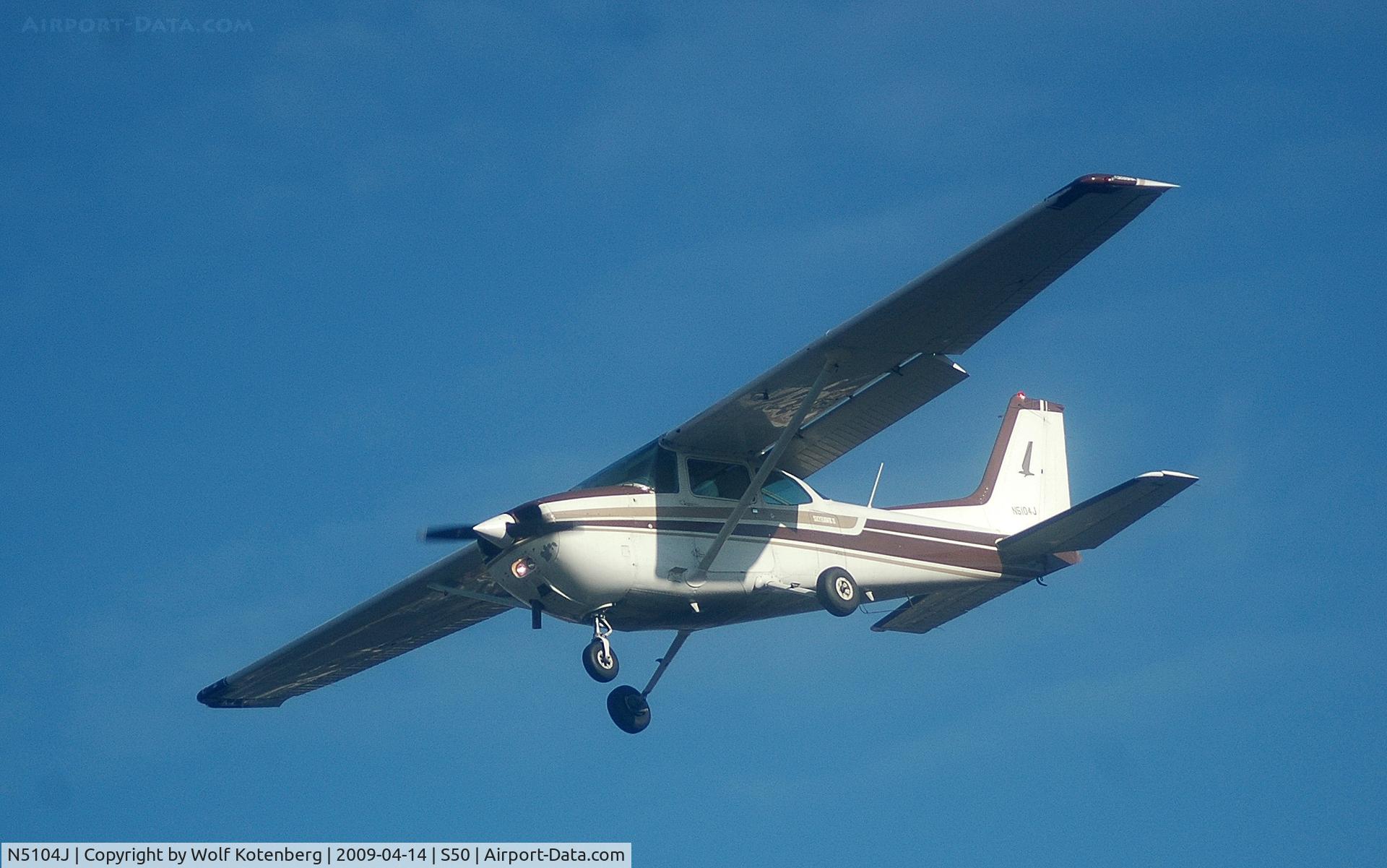 N5104J, 1979 Cessna 172N Skyhawk II C/N 17273702, on final, in Auburn