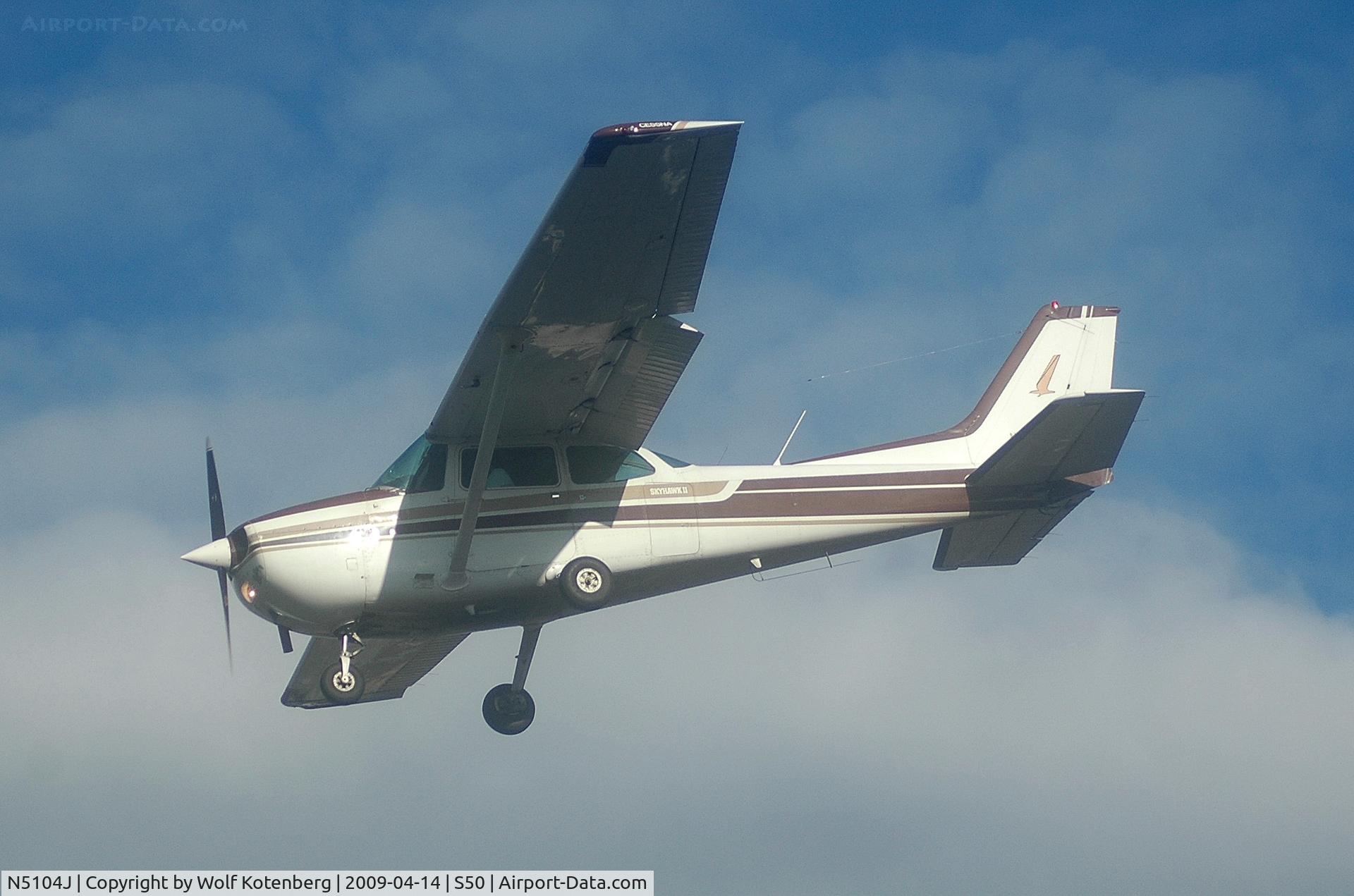 N5104J, 1979 Cessna 172N Skyhawk II C/N 17273702, on final