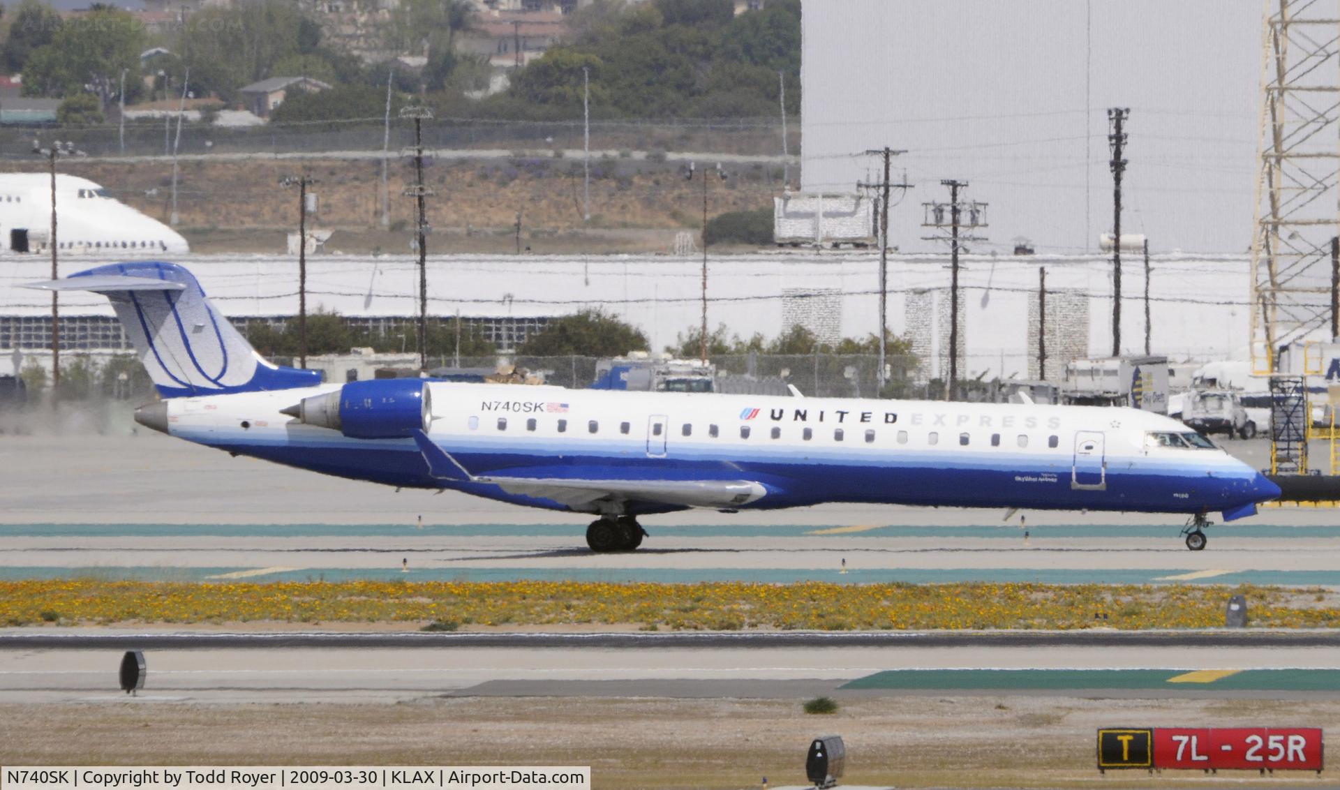 N740SK, 2005 Bombardier CRJ-701 (CL-600-2C10) Regional Jet C/N 10196, Taxi to gate