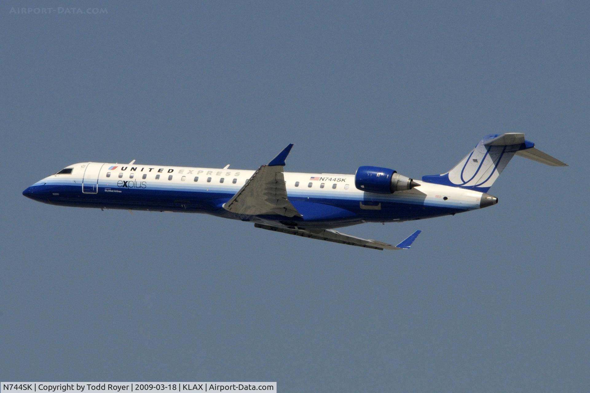 N744SK, 2005 Bombardier CRJ-701 (CL-600-2C10) Regional Jet C/N 10200, Departing LAX on 25R