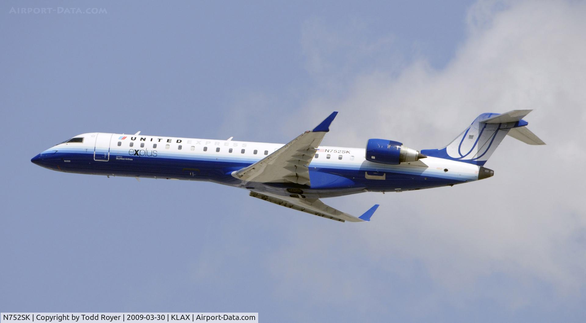N752SK, 2005 Bombardier CRJ-701ER (CL-600-2C10) Regional Jet C/N 10209, Departing LAX on 25R