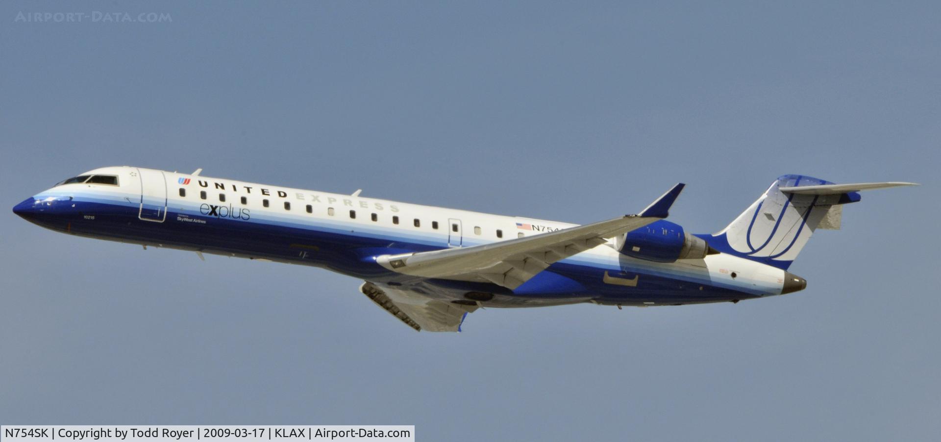 N754SK, 2005 Bombardier CRJ-701 (CL-600-2C10) Regional Jet C/N 10215, Departing LAX on 25R