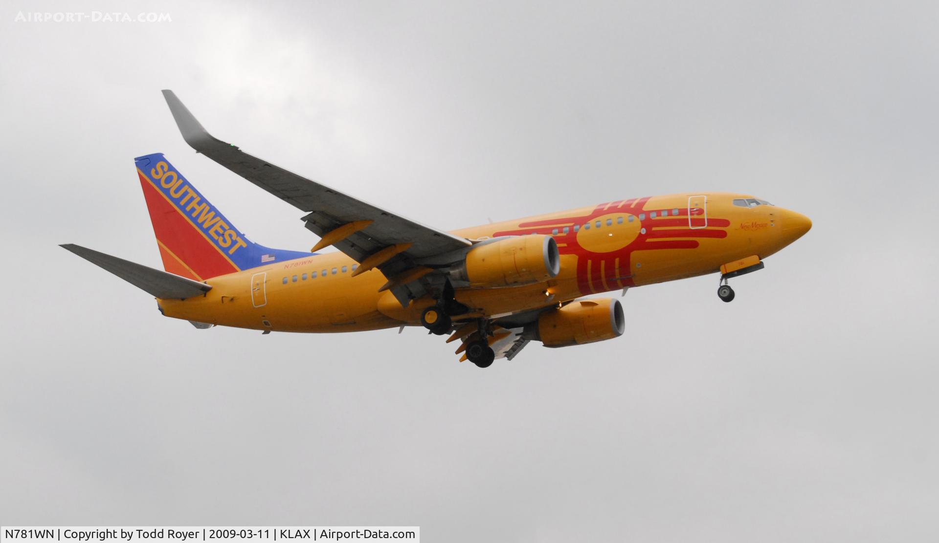 N781WN, 2000 Boeing 737-7H4 C/N 30601, Landing 24R at LAX