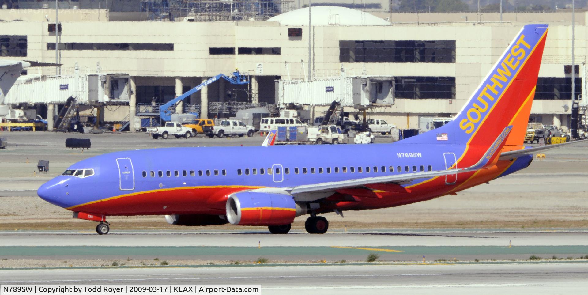 N789SW, 2000 Boeing 737-7H4 C/N 29816, Taxi to gate