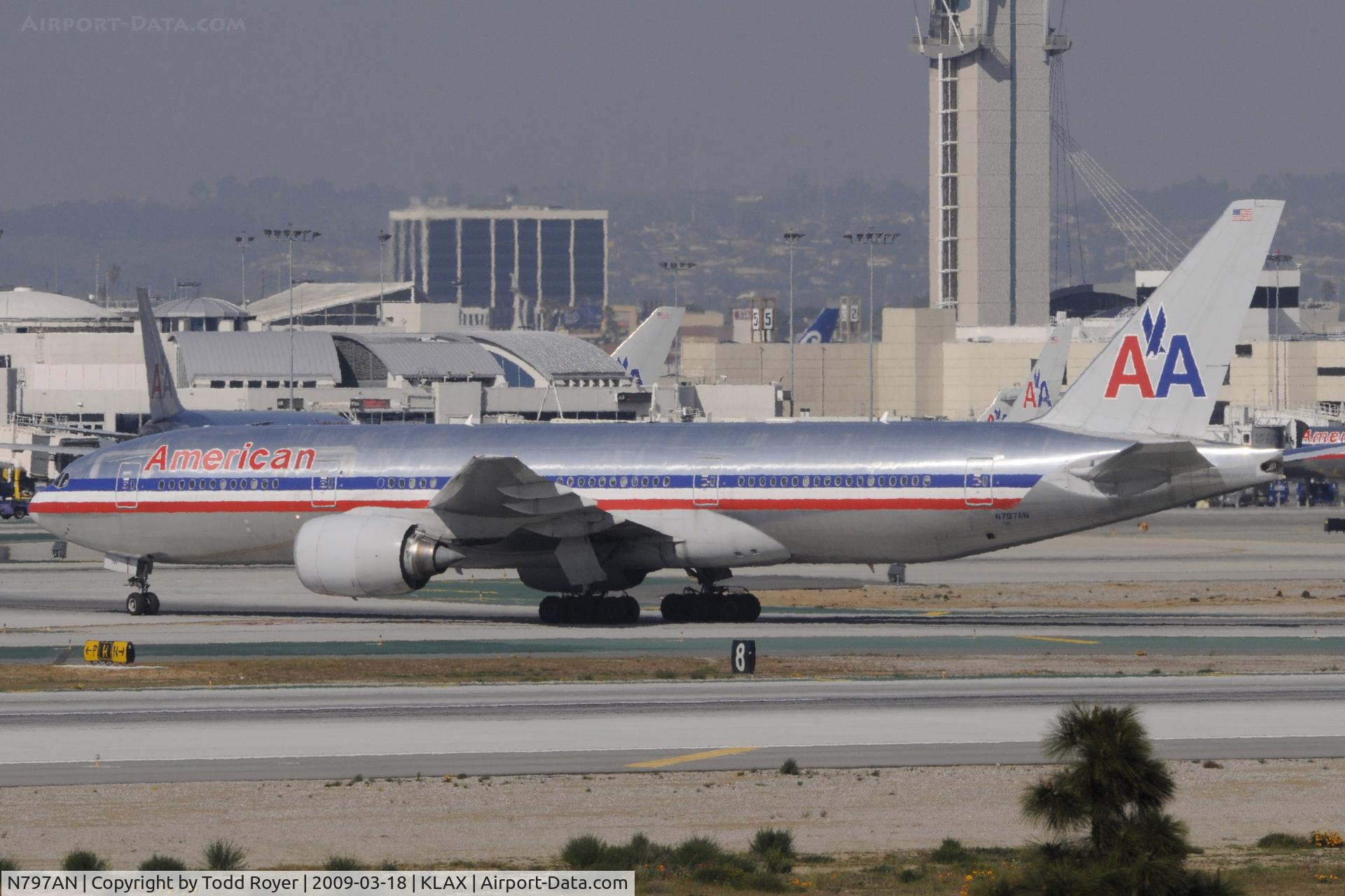 N797AN, 2001 Boeing 777-223 C/N 30012, Taxi to gate