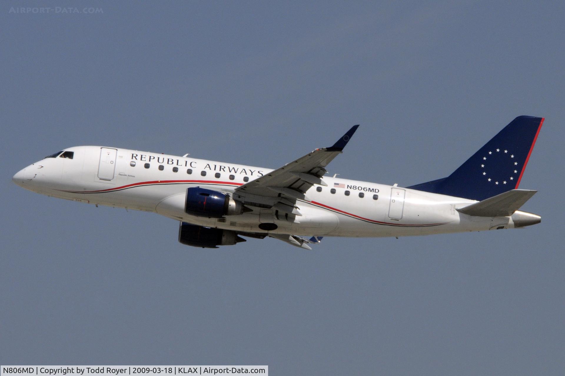 N806MD, 2004 Embraer 170SU (ERJ-170-100SU) C/N 17000019, Departing LAX on 25R