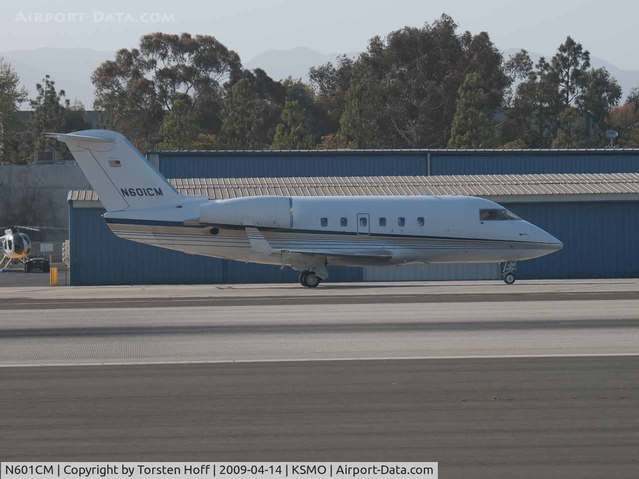 N601CM, 1983 Canadair Challenger 600 (CL-600-1A11) C/N 1079, N601CM taxiing