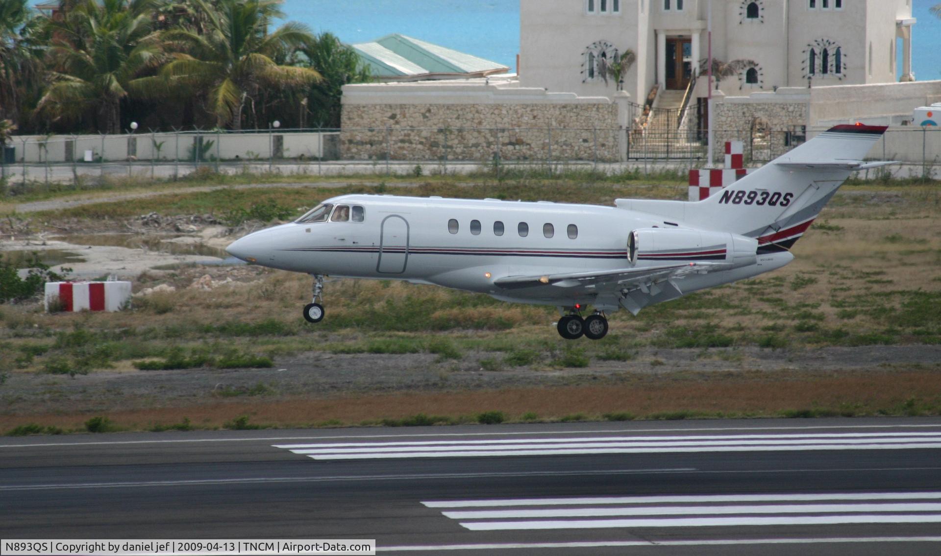 N893QS, 1998 Raytheon Hawker 800XP C/N 258393, Landing 10