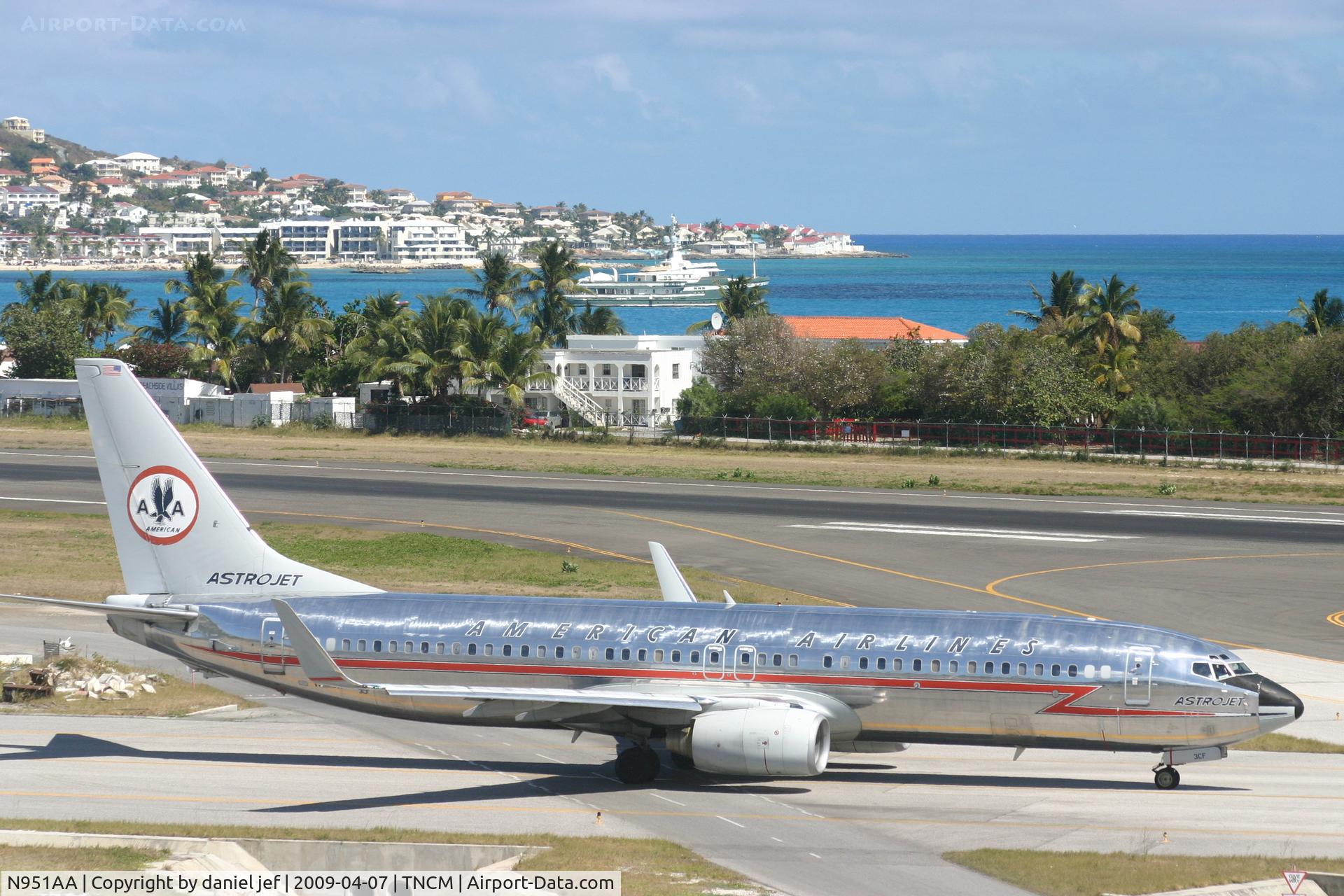 N951AA, 2000 Boeing 737-823 C/N 29538, taxing runway 10