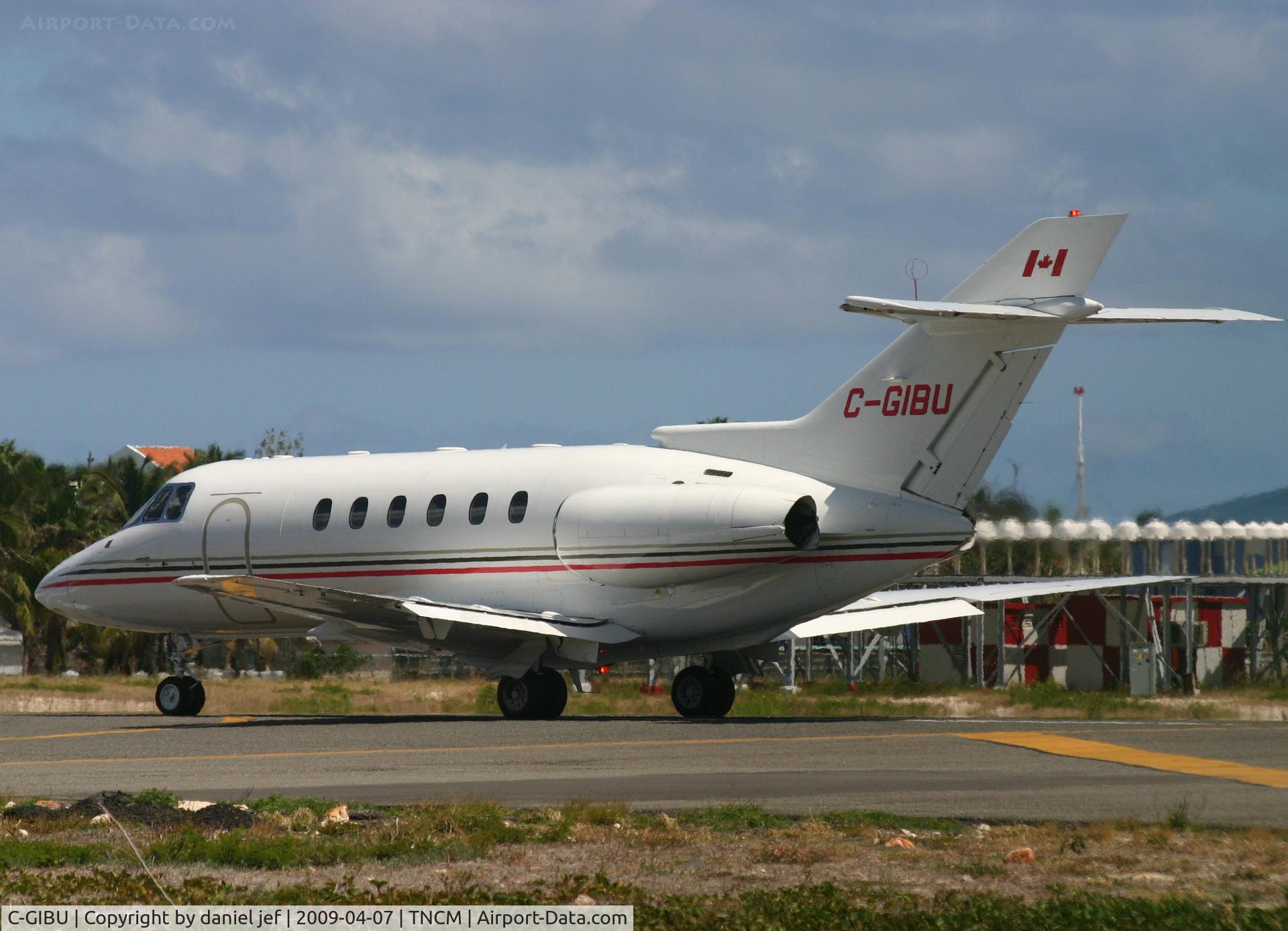 C-GIBU, 2000 Raytheon Hawker 800XP C/N 258507, taxing runway 10