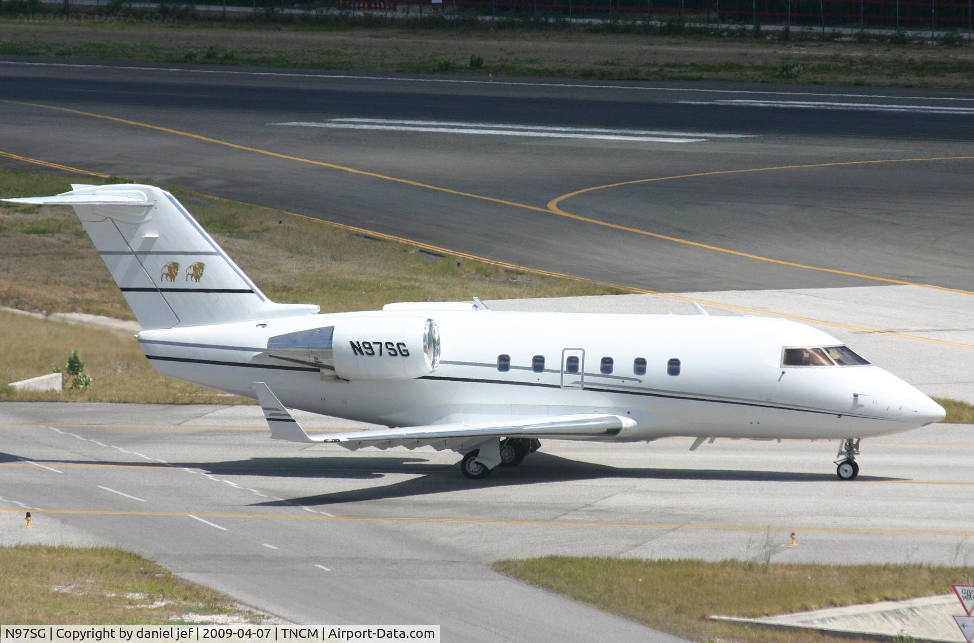 N97SG, 1986 Canadair Challenger 601 (CL-600-2A12) C/N 3051, taking off