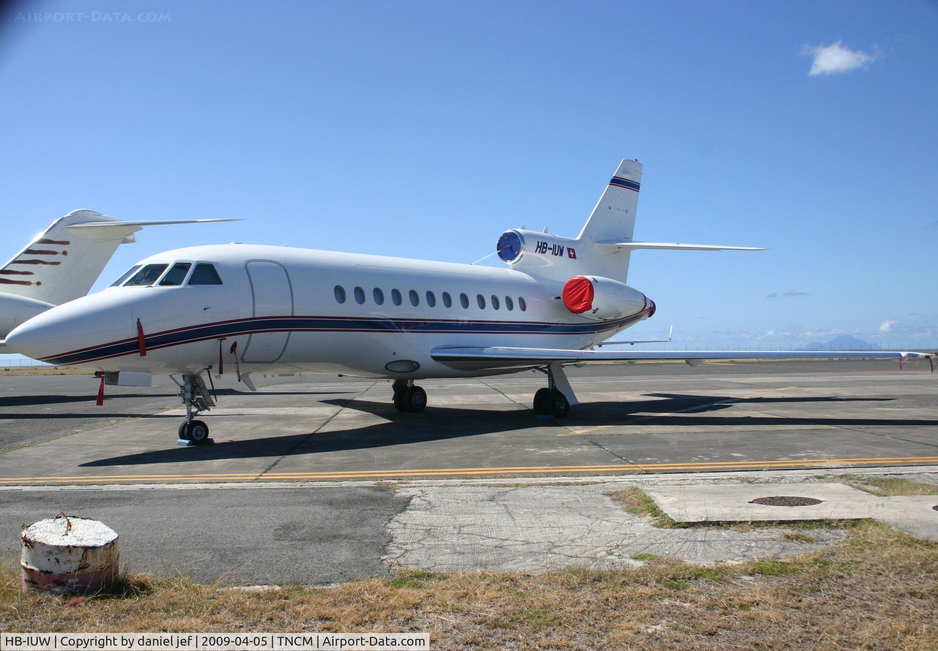 HB-IUW, 1995 Dassault Falcon 900B C/N 150, park at the  tncm ramp