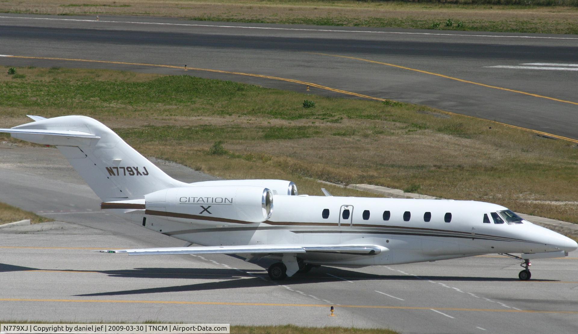 N779XJ, 2007 Cessna 750 Citation X C/N 750-0279, taxing runway 10