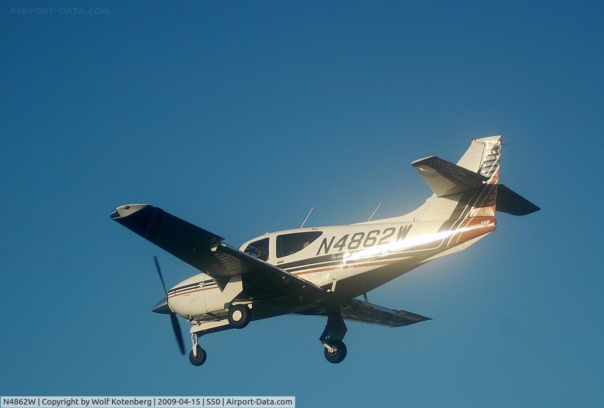 N4862W, 1976 Rockwell International 114 Commander C/N 14192, close to landing