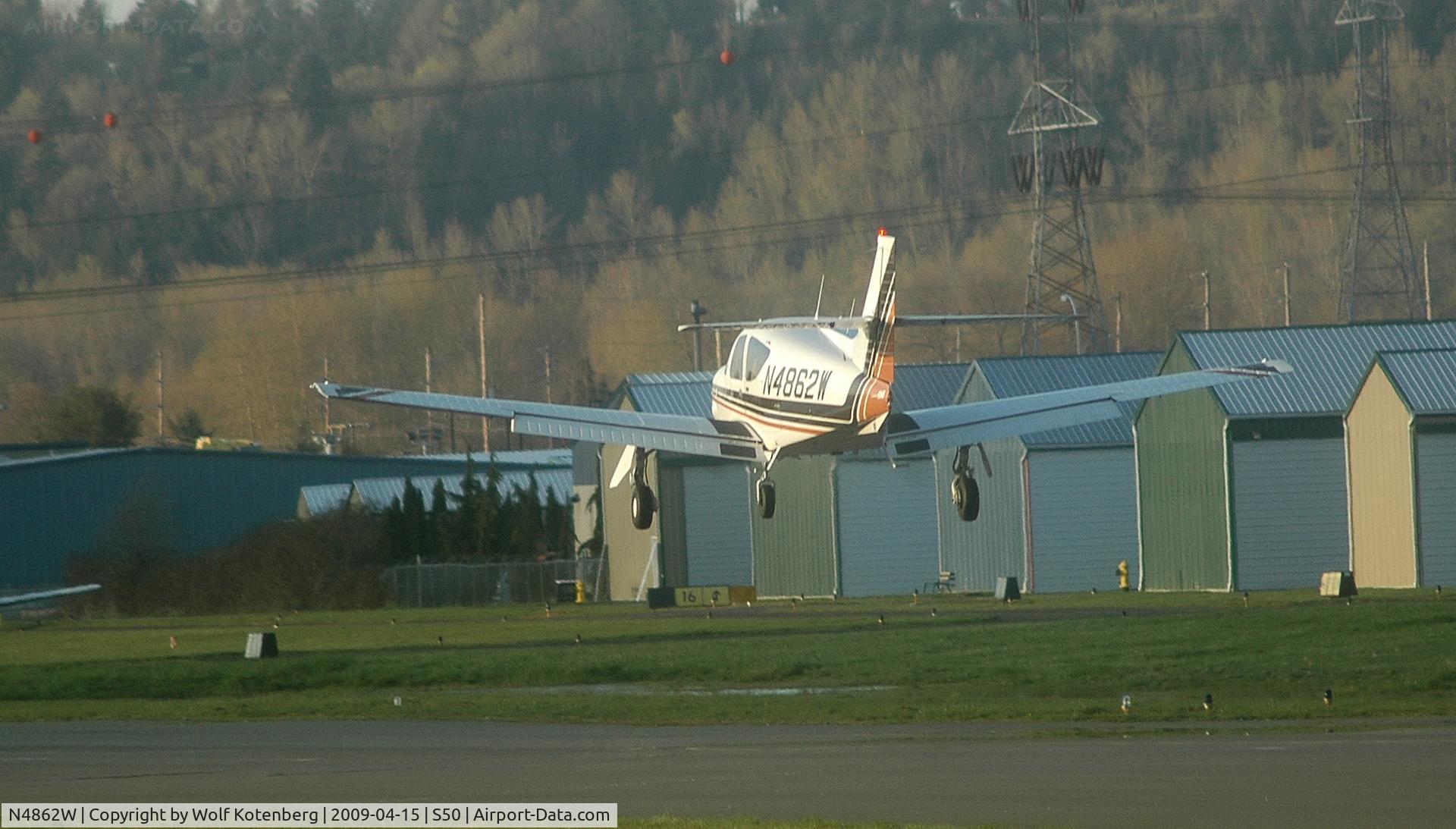 N4862W, 1976 Rockwell International 114 Commander C/N 14192, seconds from touchdown at Auburn