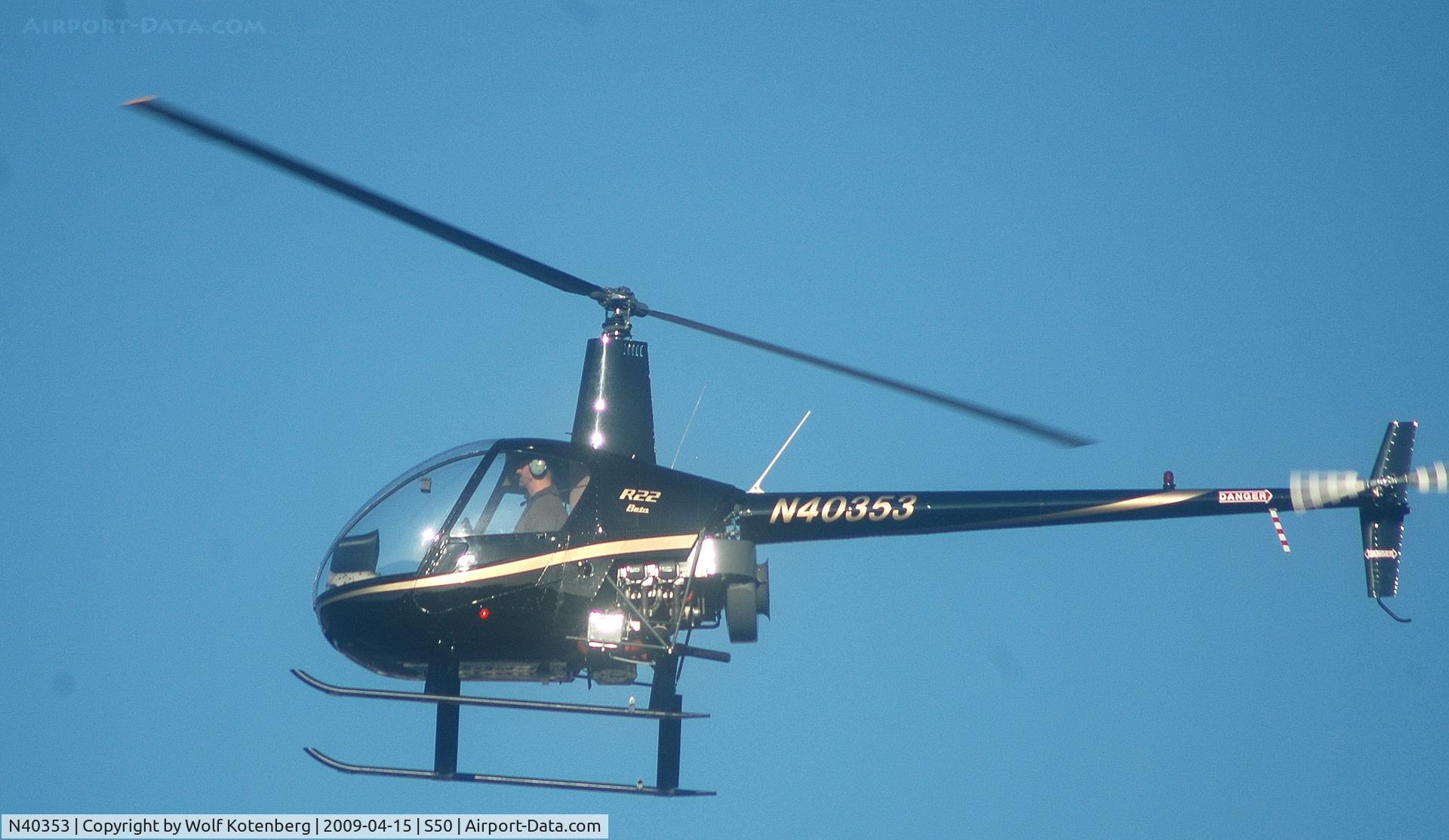 N40353, 1990 Robinson R22 Beta C/N 1574, flying around the pattern at Auburn