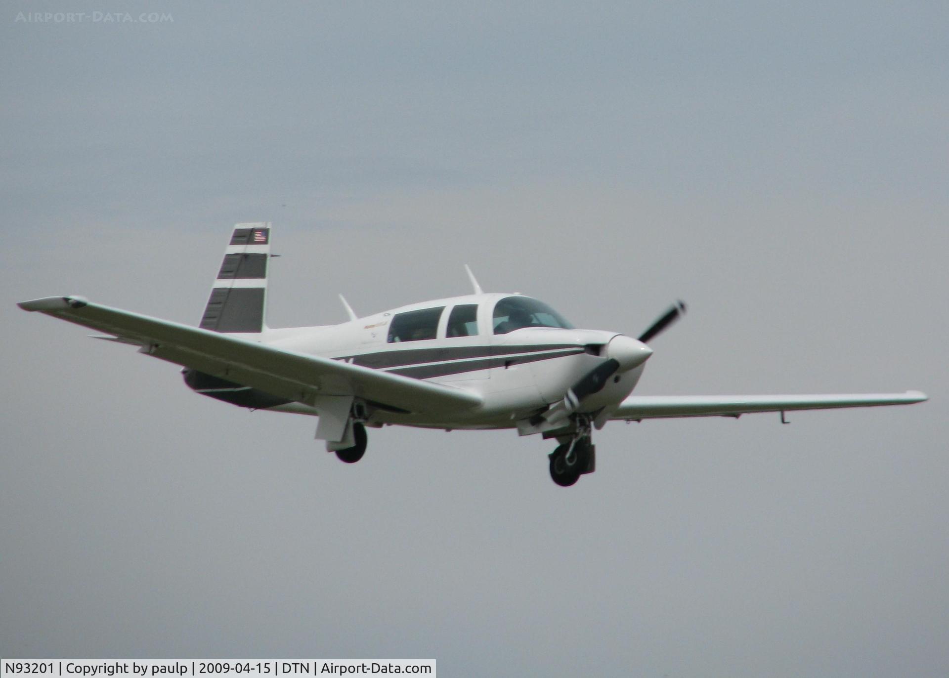 N93201, 1987 Mooney M20J 201 C/N 24-1618, Landing on 14 at the Shreveport Downtown airport.