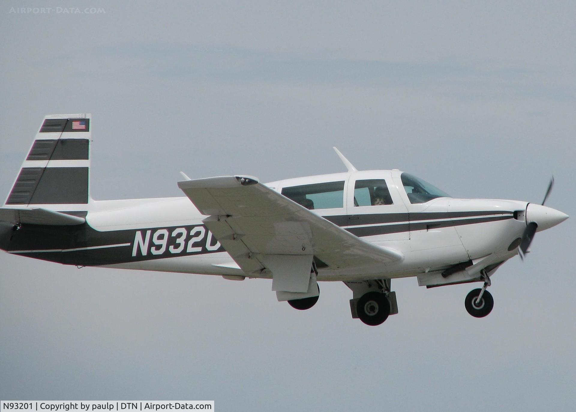 N93201, 1987 Mooney M20J 201 C/N 24-1618, Landing on runway 14 at the Shreveport Downtown airport.