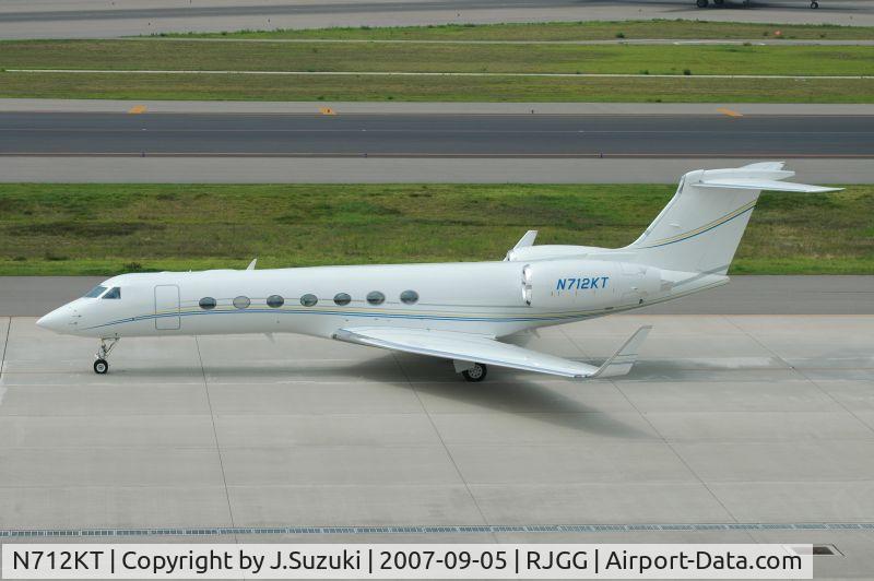 N712KT, 2006 Gulfstream Aerospace GV-SP (G550) C/N 5134, Taxing for R/W36.