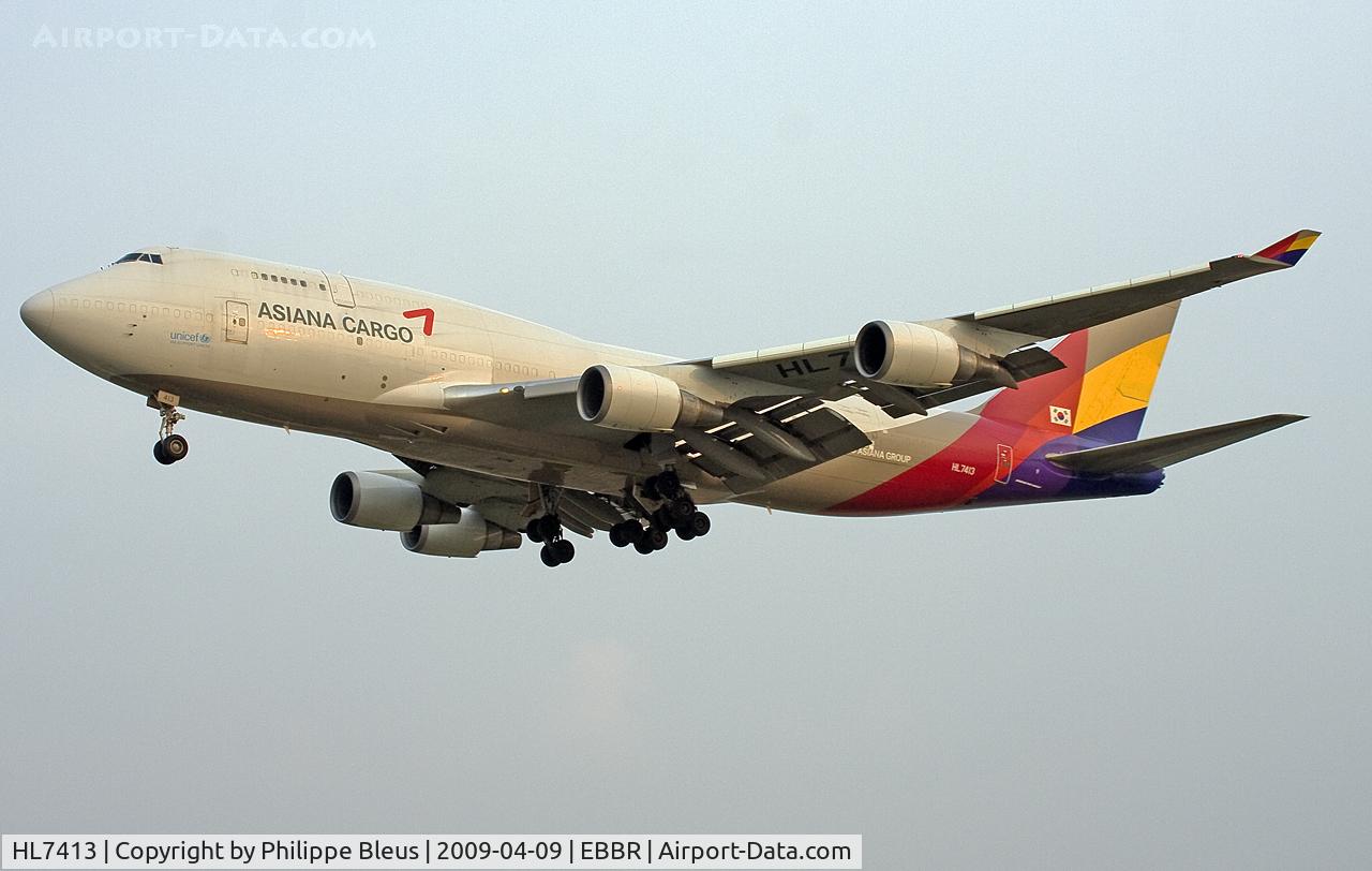 HL7413, 1991 Boeing 747-48ESF C/N 25405, While the Brussels sky is darkening, this Asian freighter heavy is now on short final rwy 02.