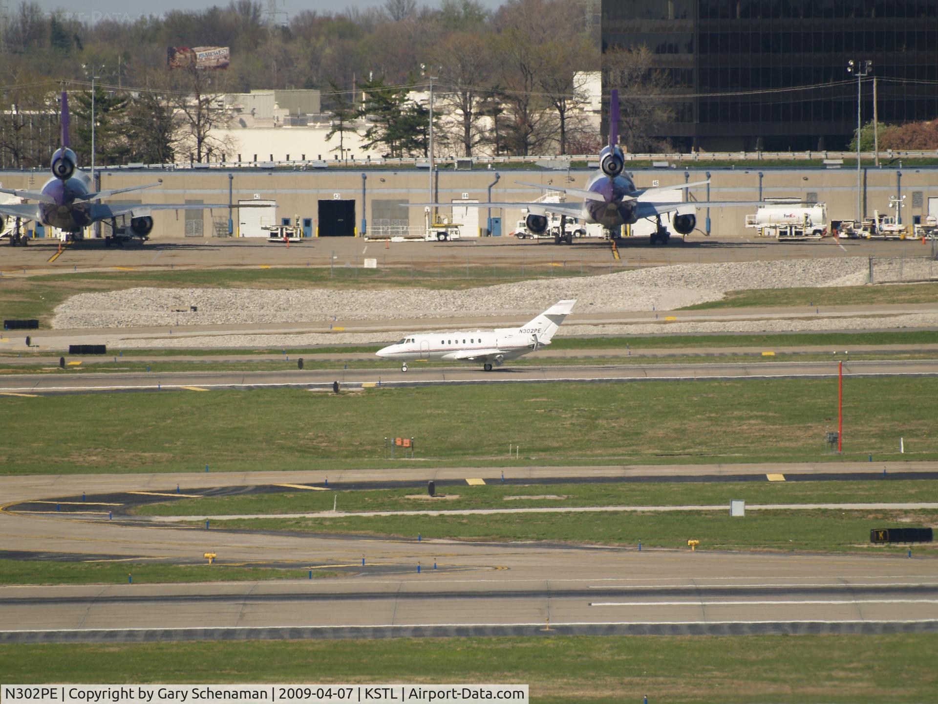 N302PE, 2004 Raytheon Hawker 800XP C/N 258693, JUST LANDED AT ST. lOUIS