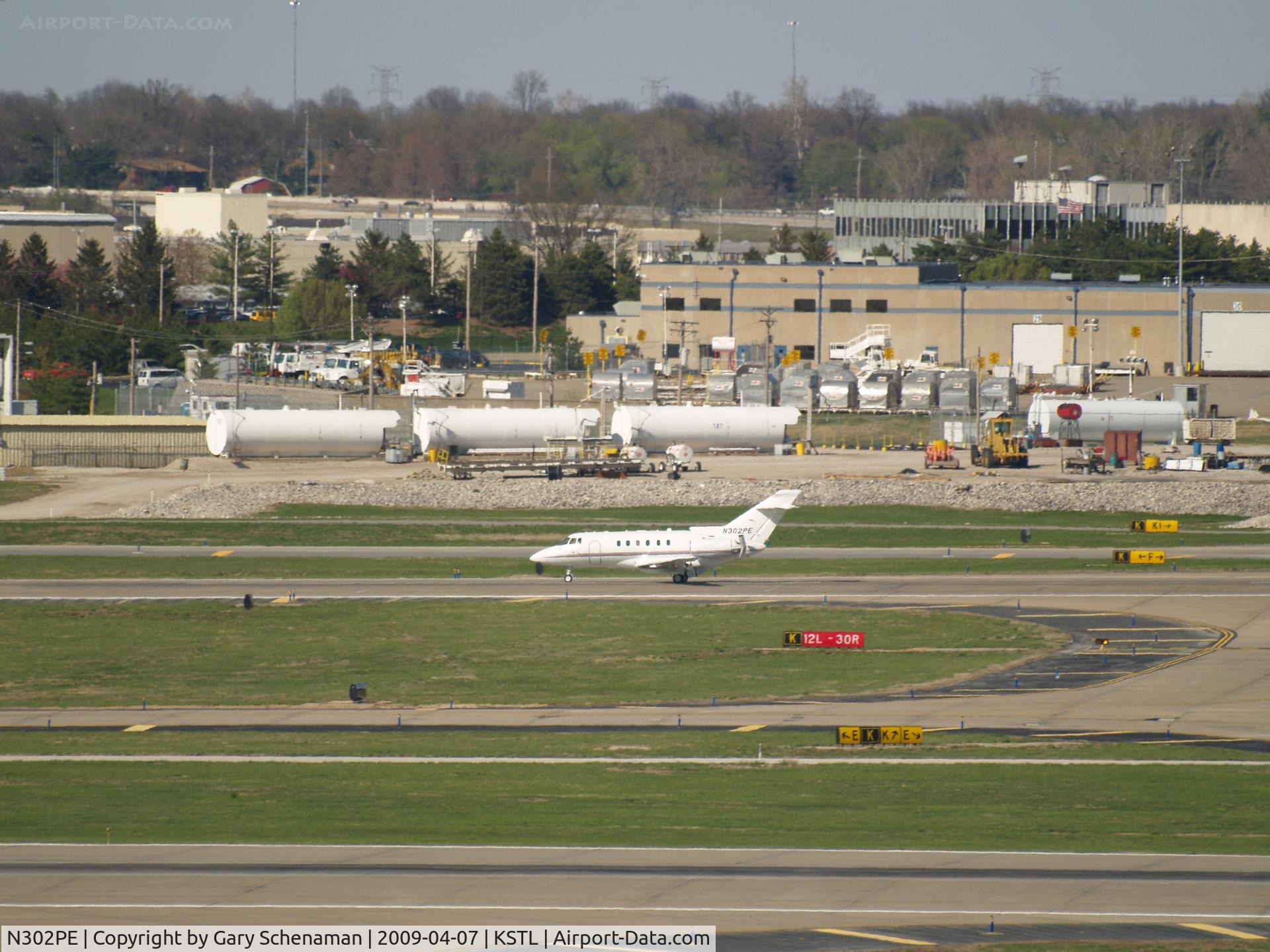 N302PE, 2004 Raytheon Hawker 800XP C/N 258693, JUST LANDED AT ST. lOUIS