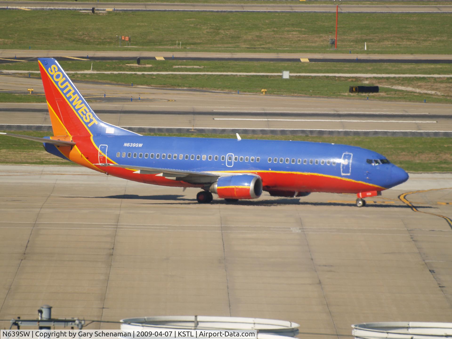N639SW, 1996 Boeing 737-3H4 C/N 27712, HEADING TO TERMINAL