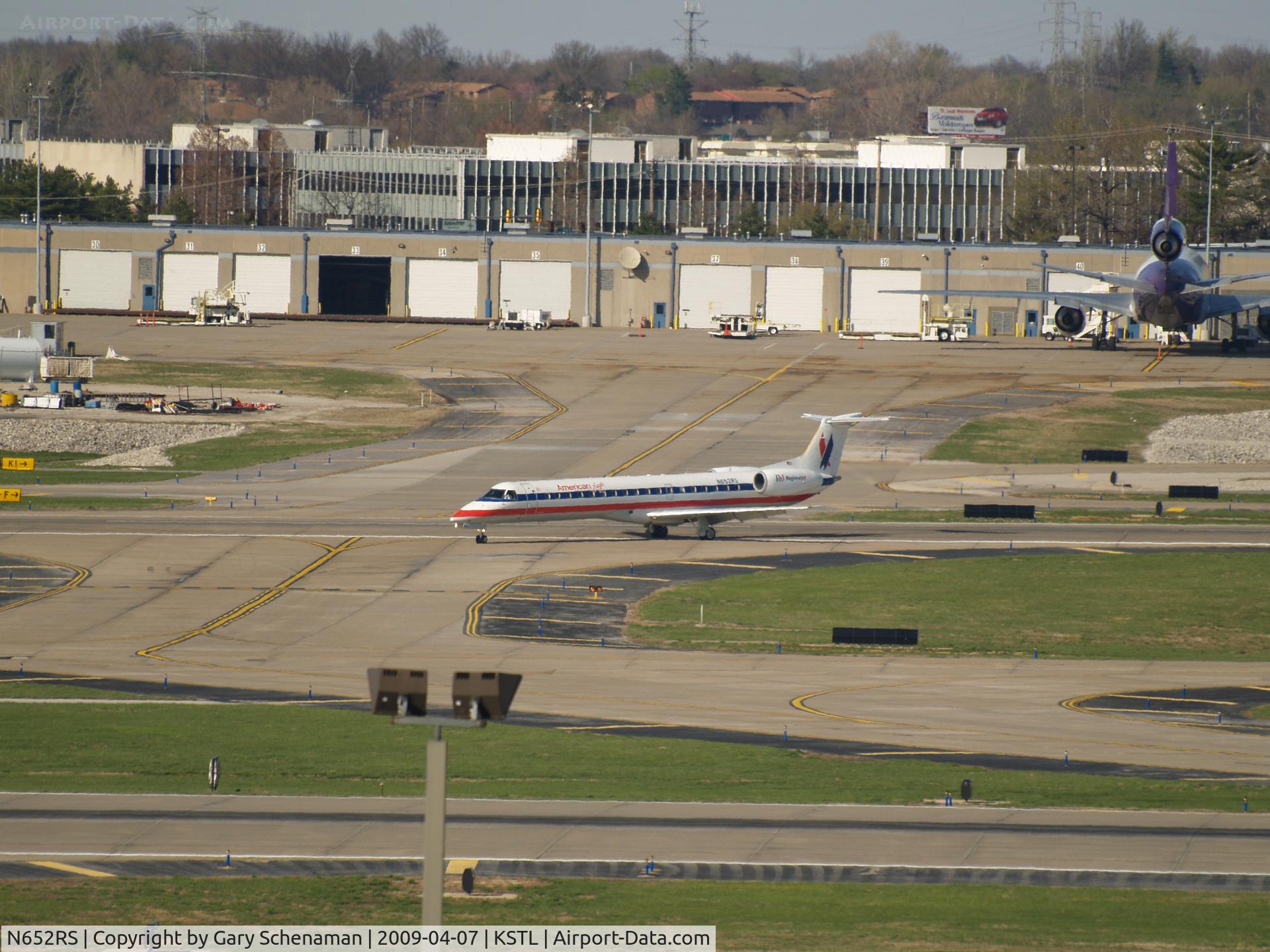 N652RS, 2001 Embraer ERJ-145LR (EMB-145LR) C/N 145432, HEADING TOWARD TERMINAL