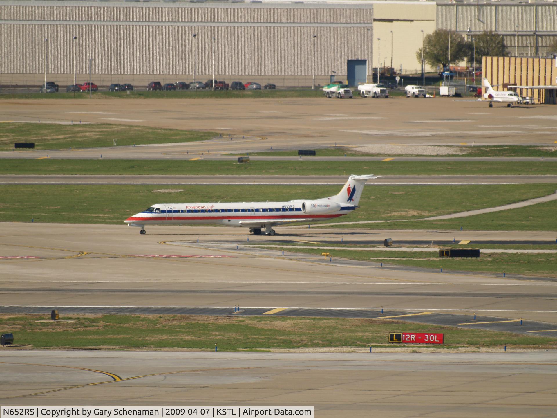 N652RS, 2001 Embraer ERJ-145LR (EMB-145LR) C/N 145432, JUST LANDED