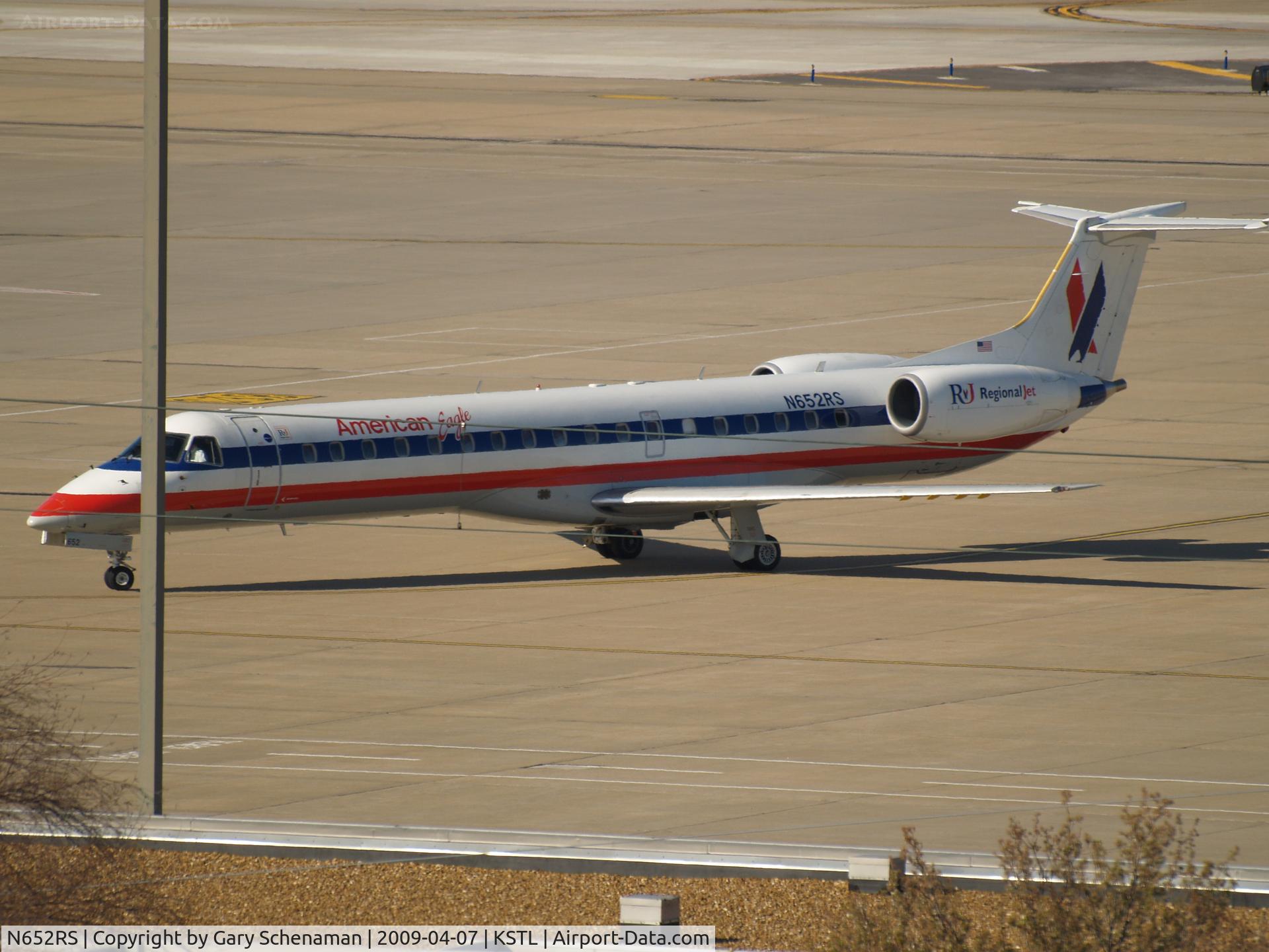 N652RS, 2001 Embraer ERJ-145LR (EMB-145LR) C/N 145432, HEADING TOWARD TERMINAL