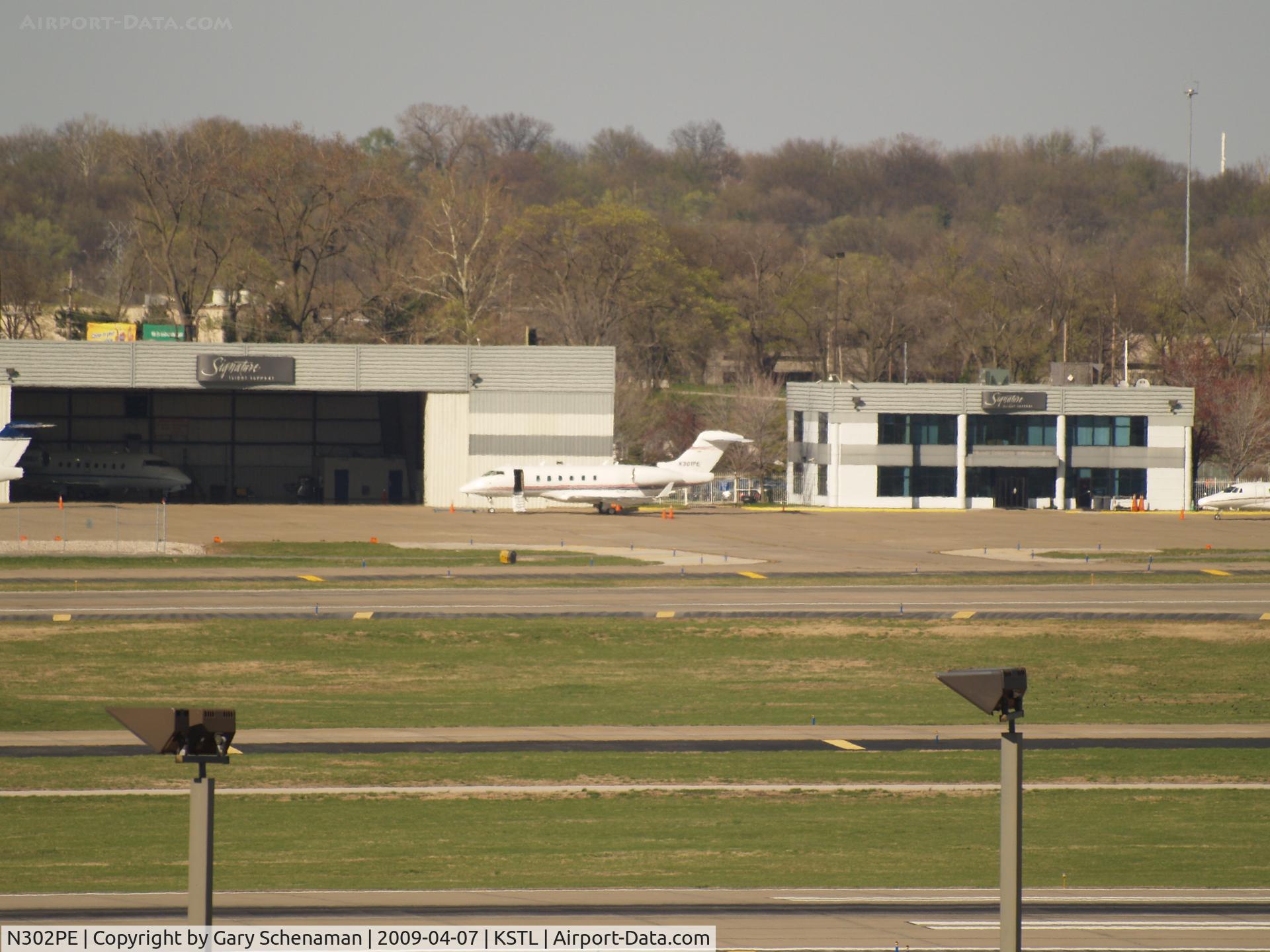 N302PE, 2004 Raytheon Hawker 800XP C/N 258693, AT FAR END OF ST. LOUIS KSTL